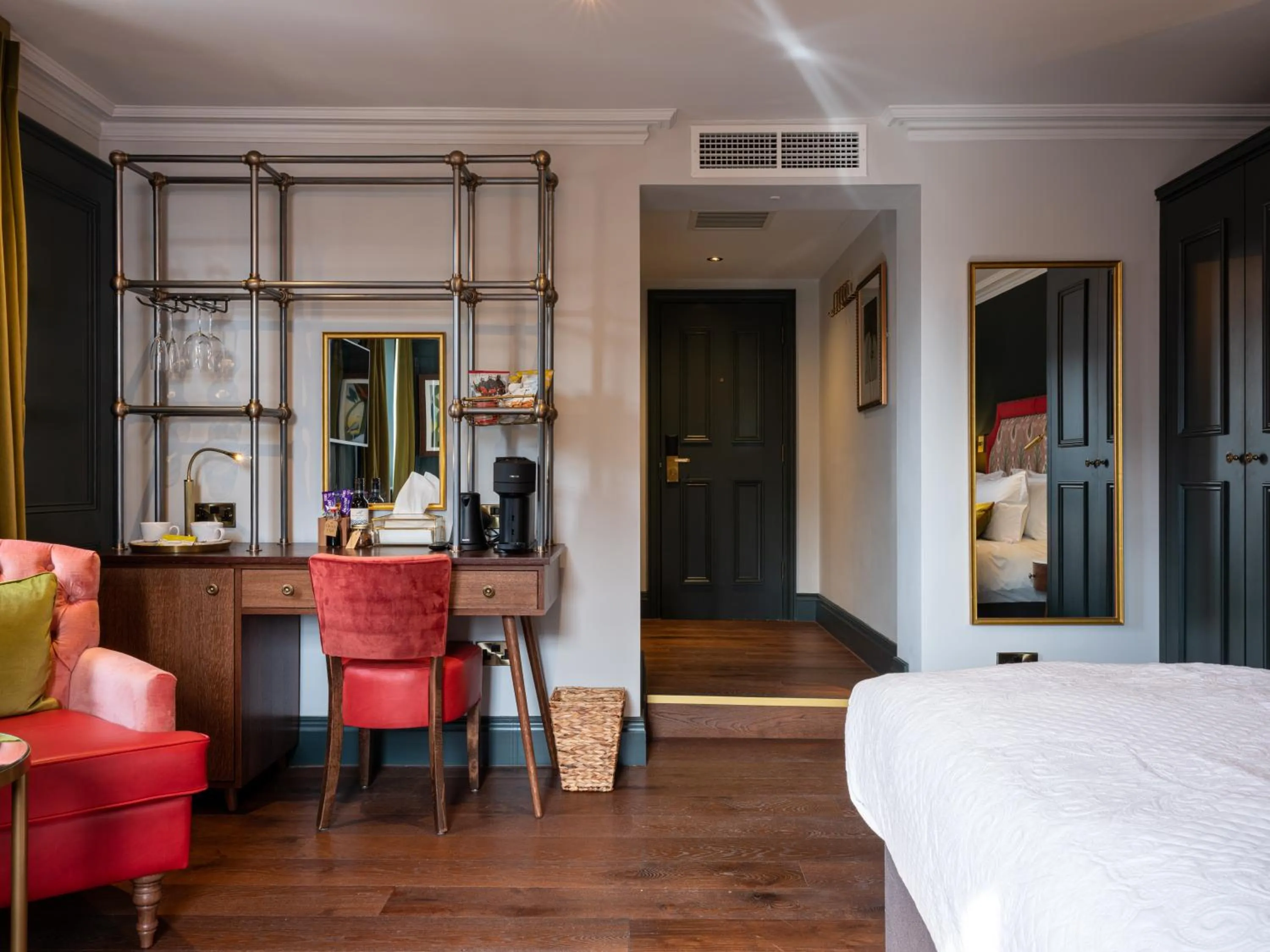 Bedroom, Bed in Spread Eagle