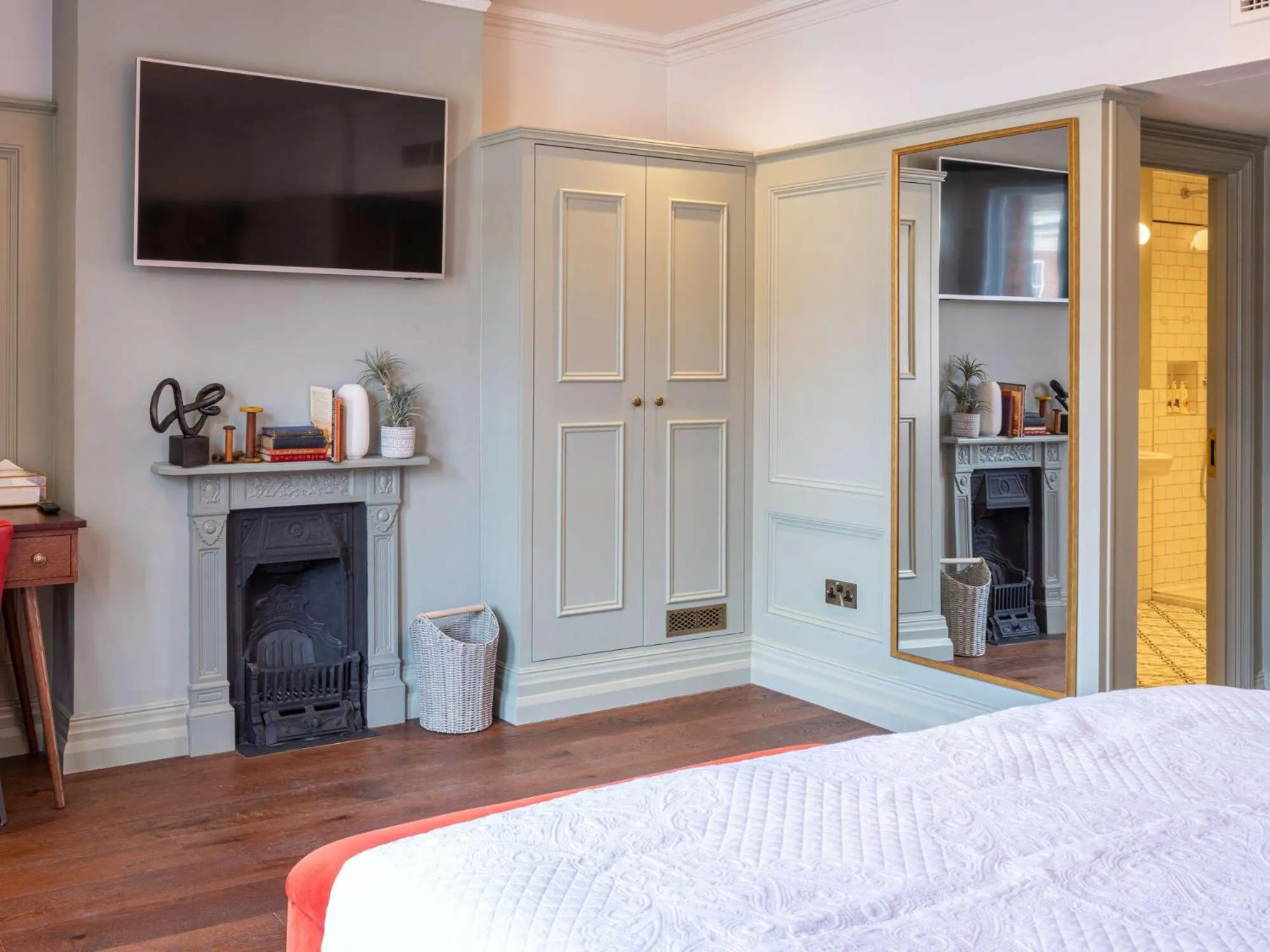 Bedroom, Bed in Spread Eagle