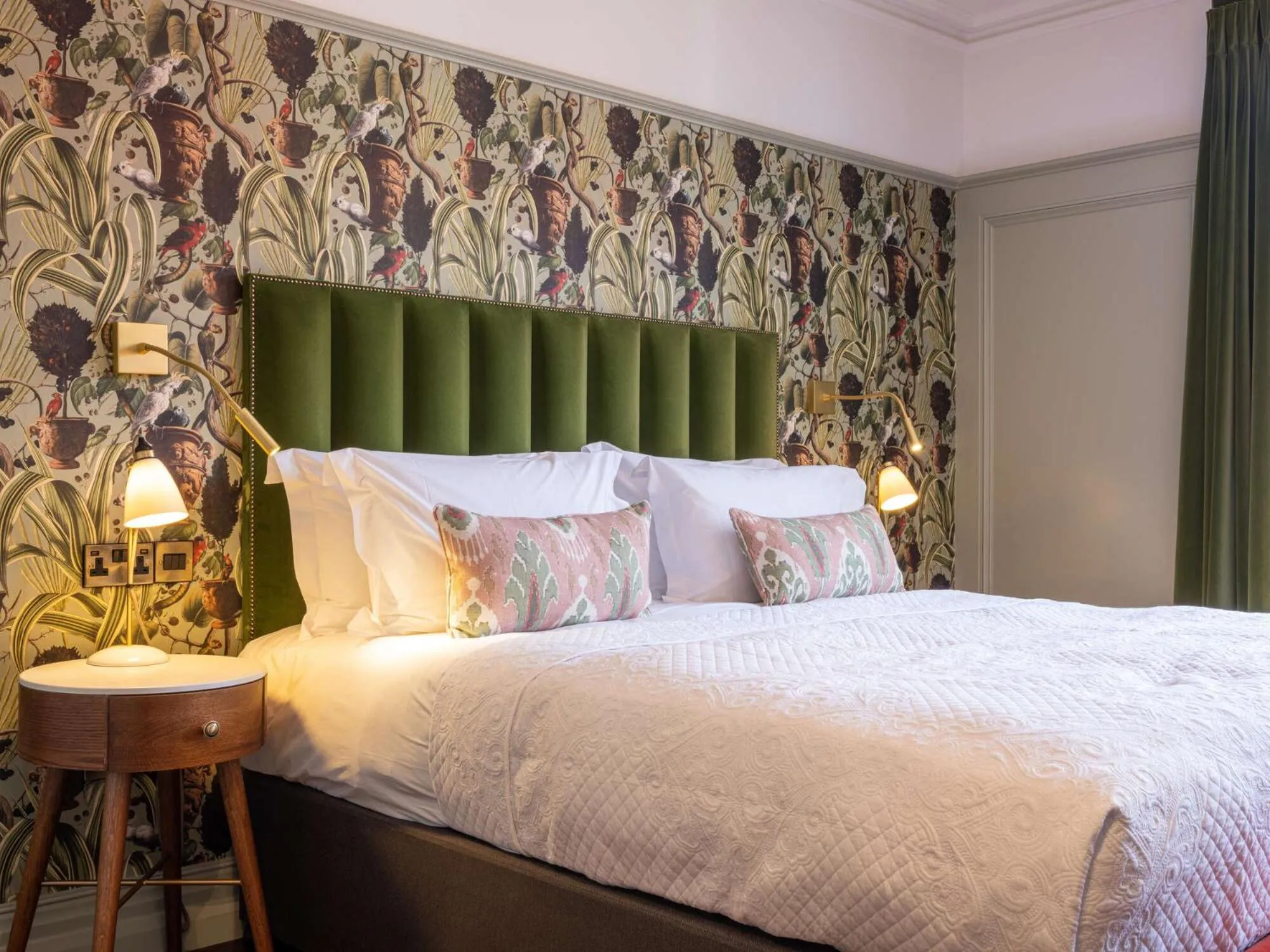 Bedroom, Bed in Spread Eagle