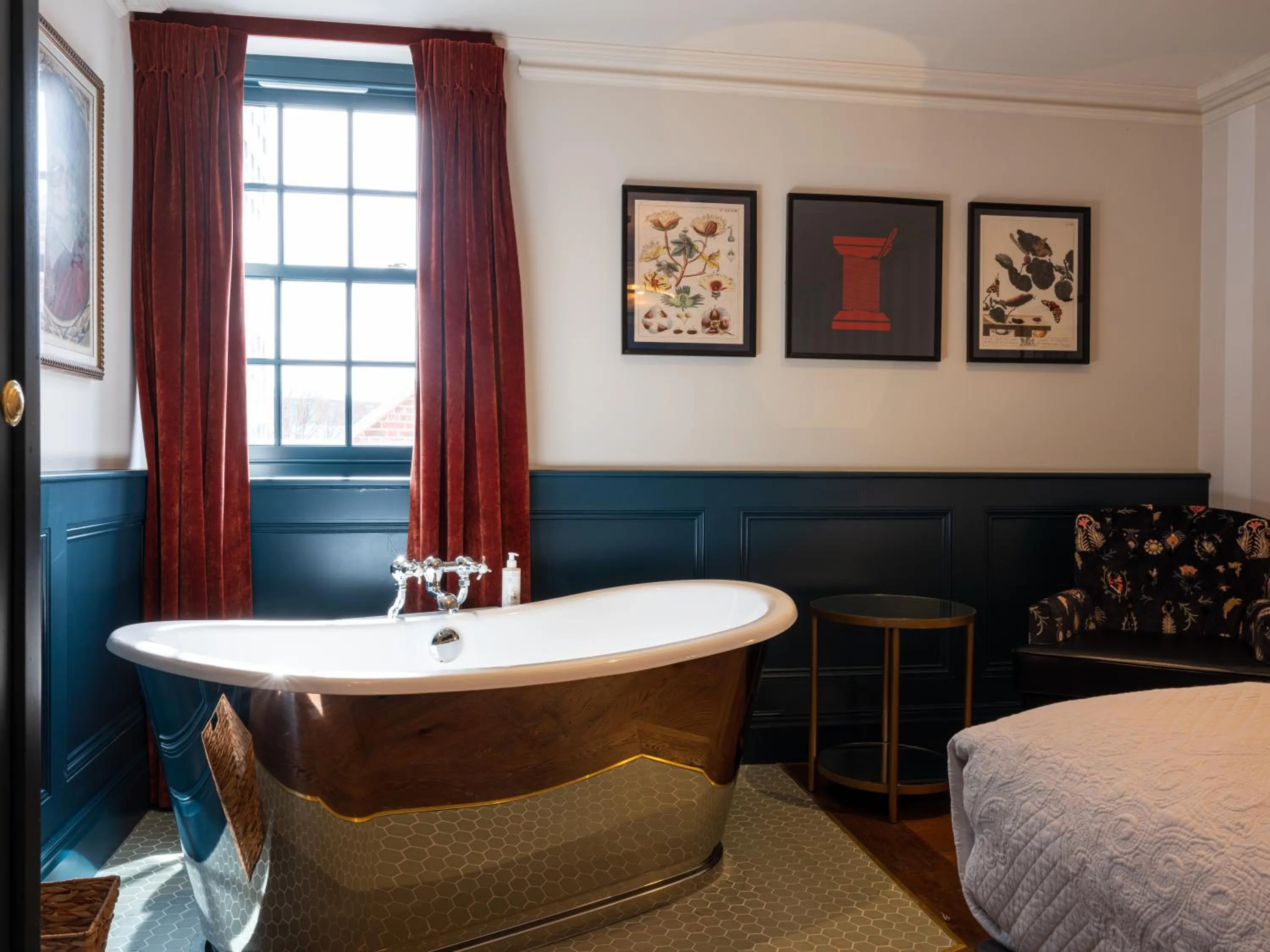 Bedroom, Bed in Spread Eagle