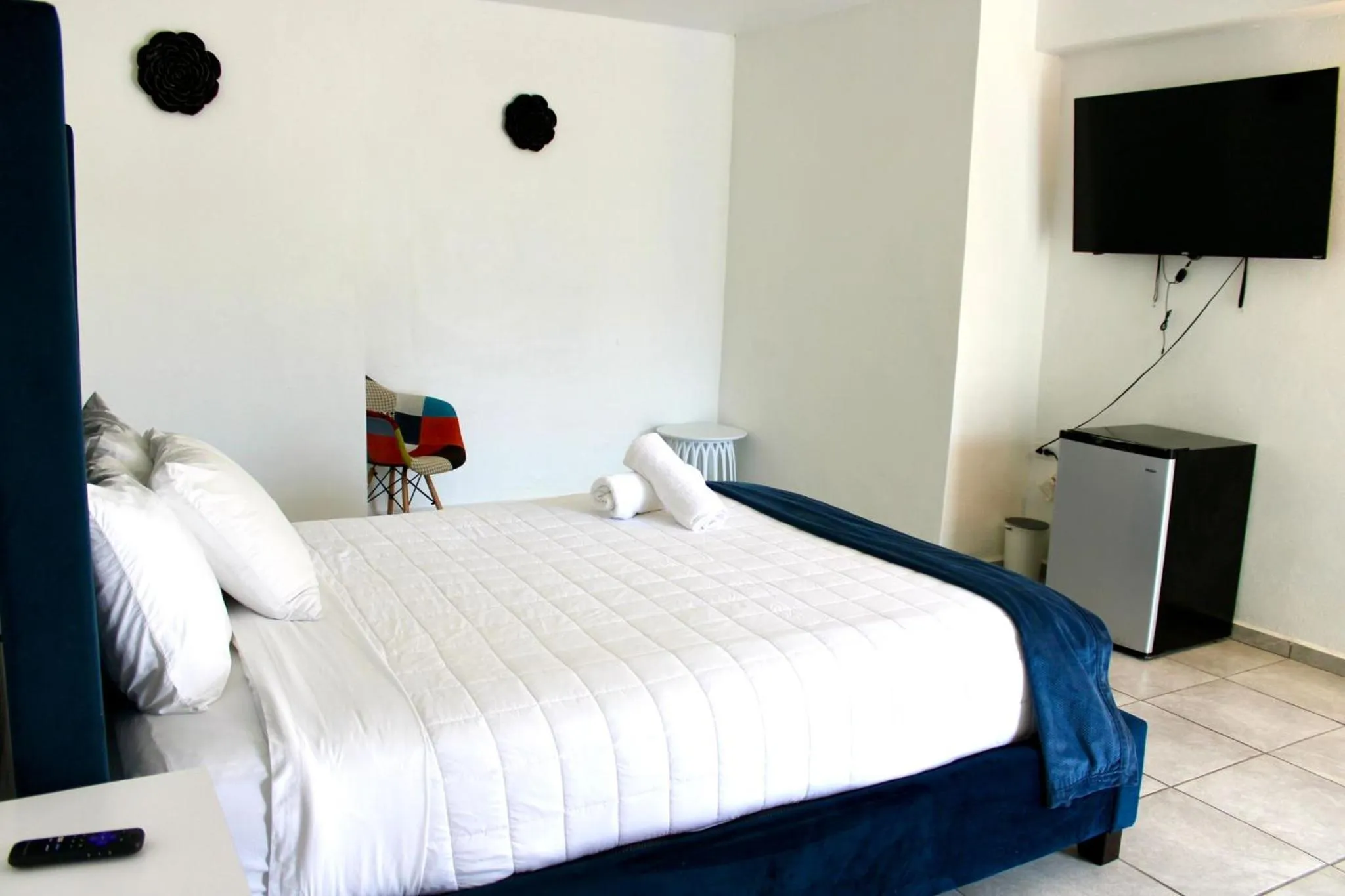 Communal lounge/ TV room in Douglas Highway Inn Hotel