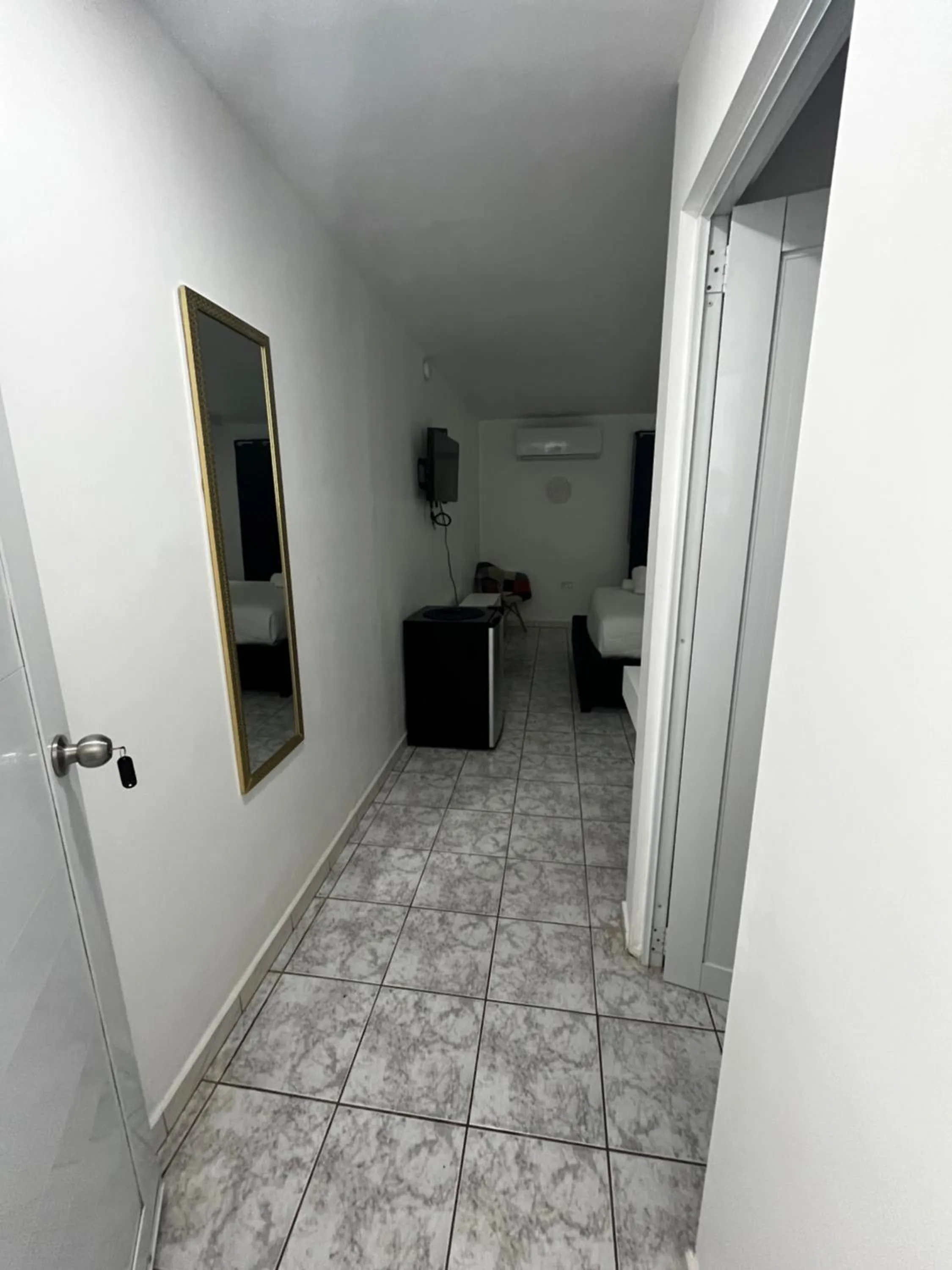 TV and multimedia in Douglas Highway Inn Hotel