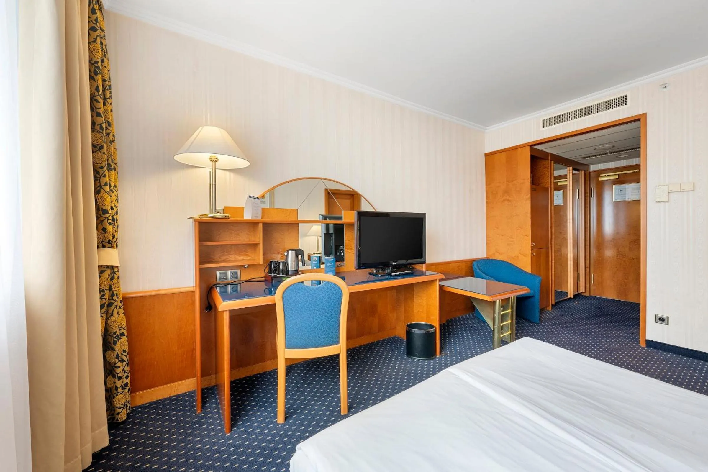 Living room, Bed in Panorama by Verdi Hotels