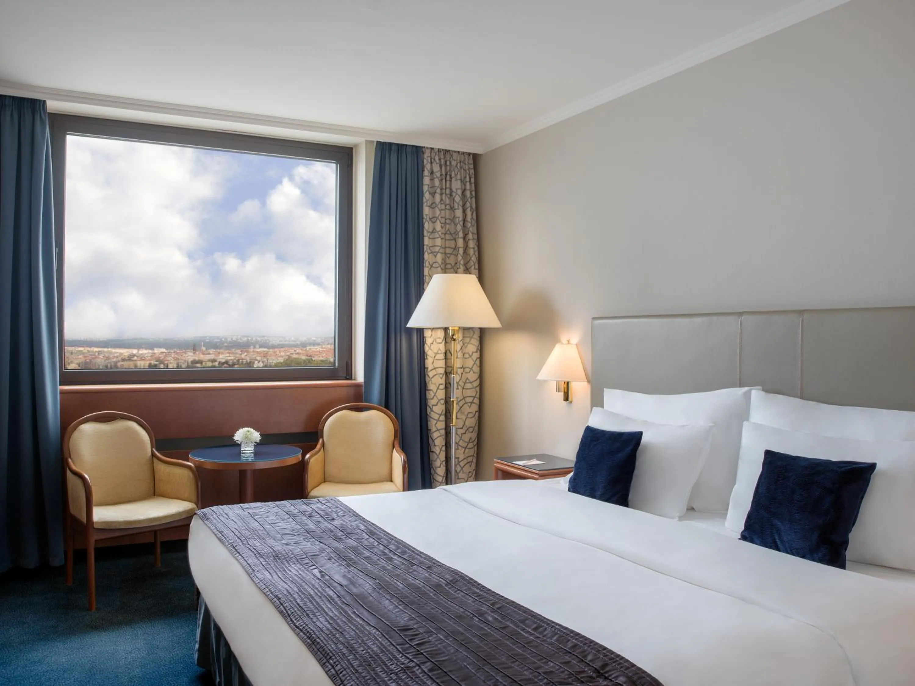 Executive King Room - Access to Lounge & Spa in Panorama by Verdi Hotels