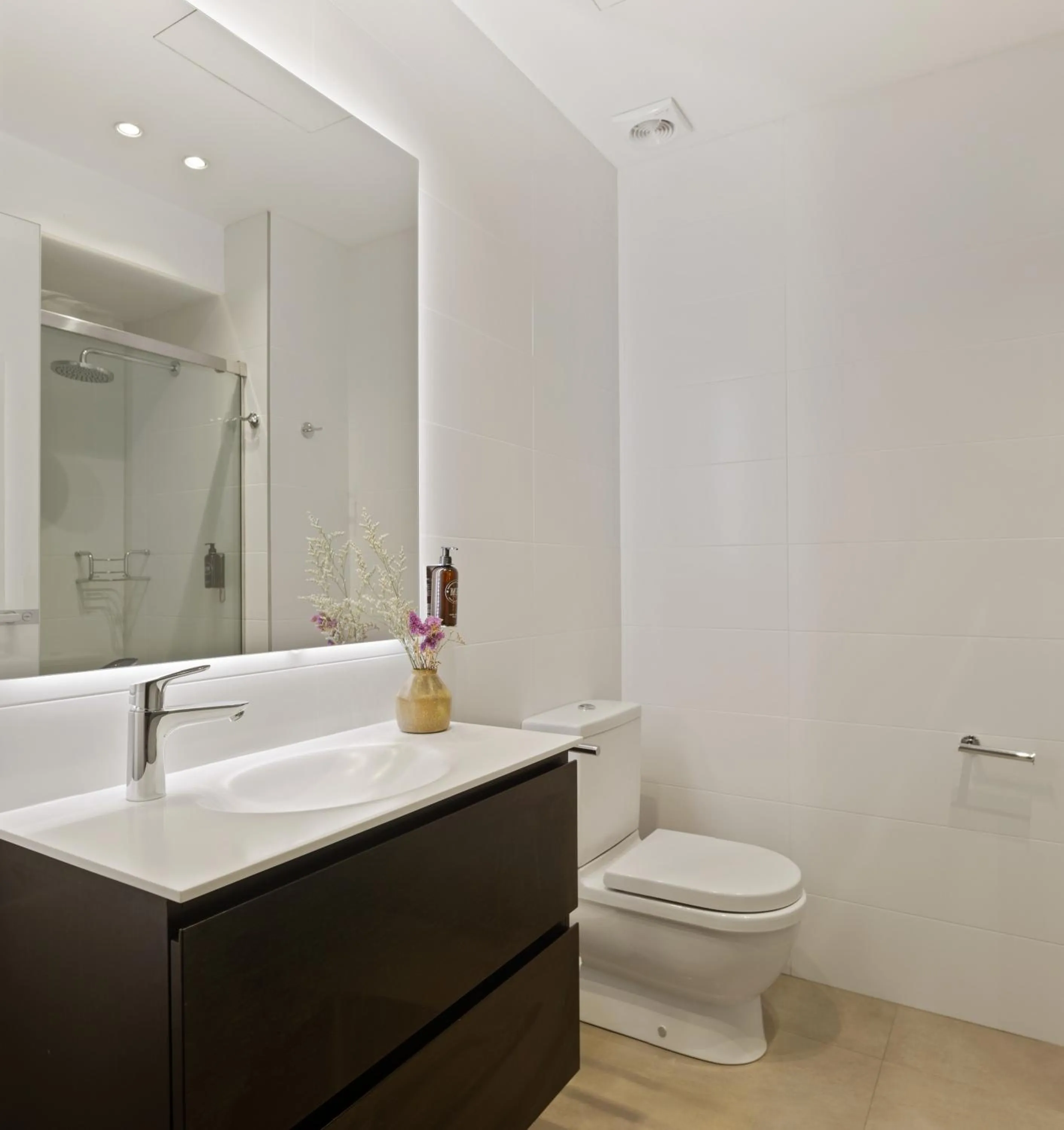 Bathroom in Easo Suite 7 by FeelFree Rentals