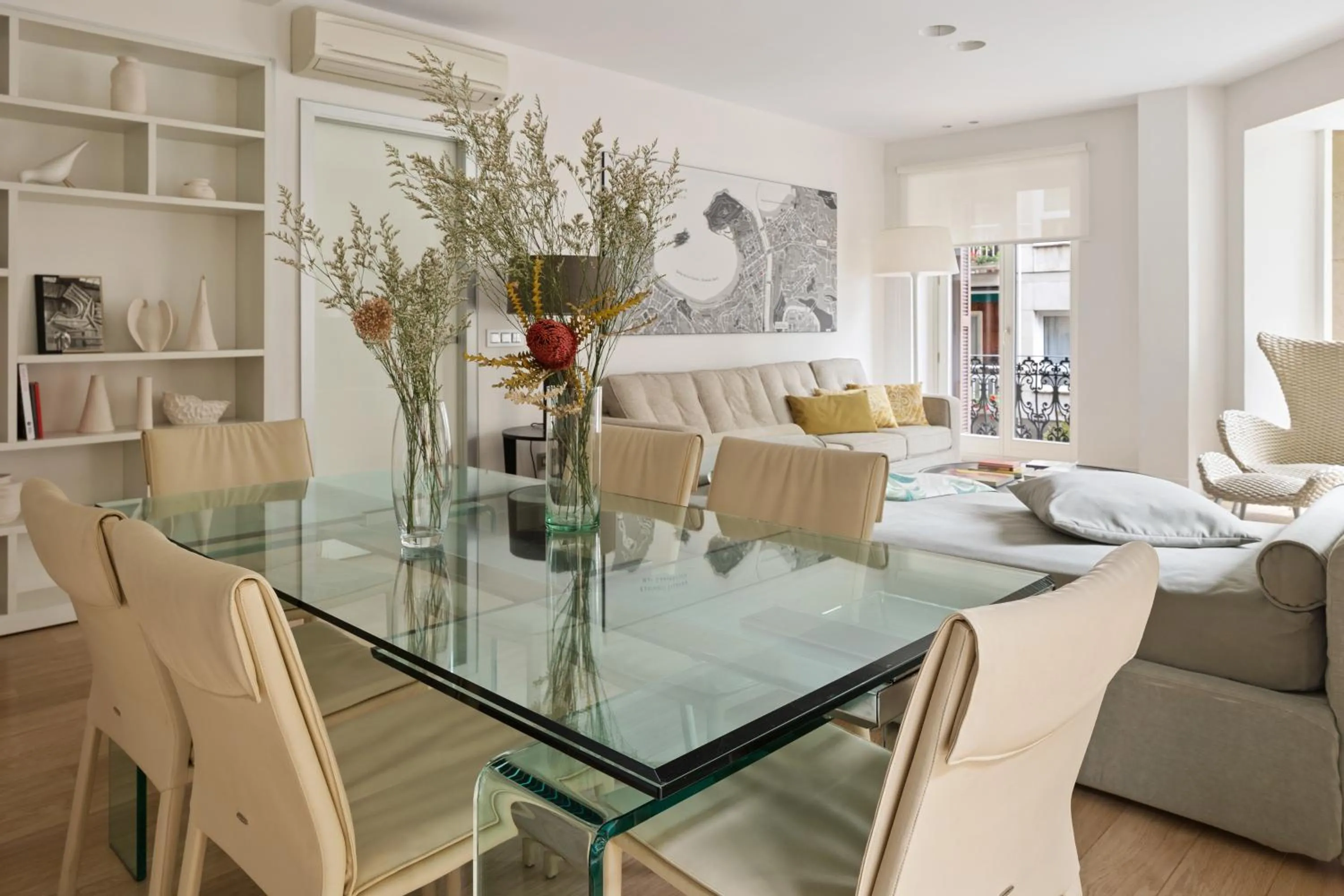 Dining area in Easo Suite 7 by FeelFree Rentals