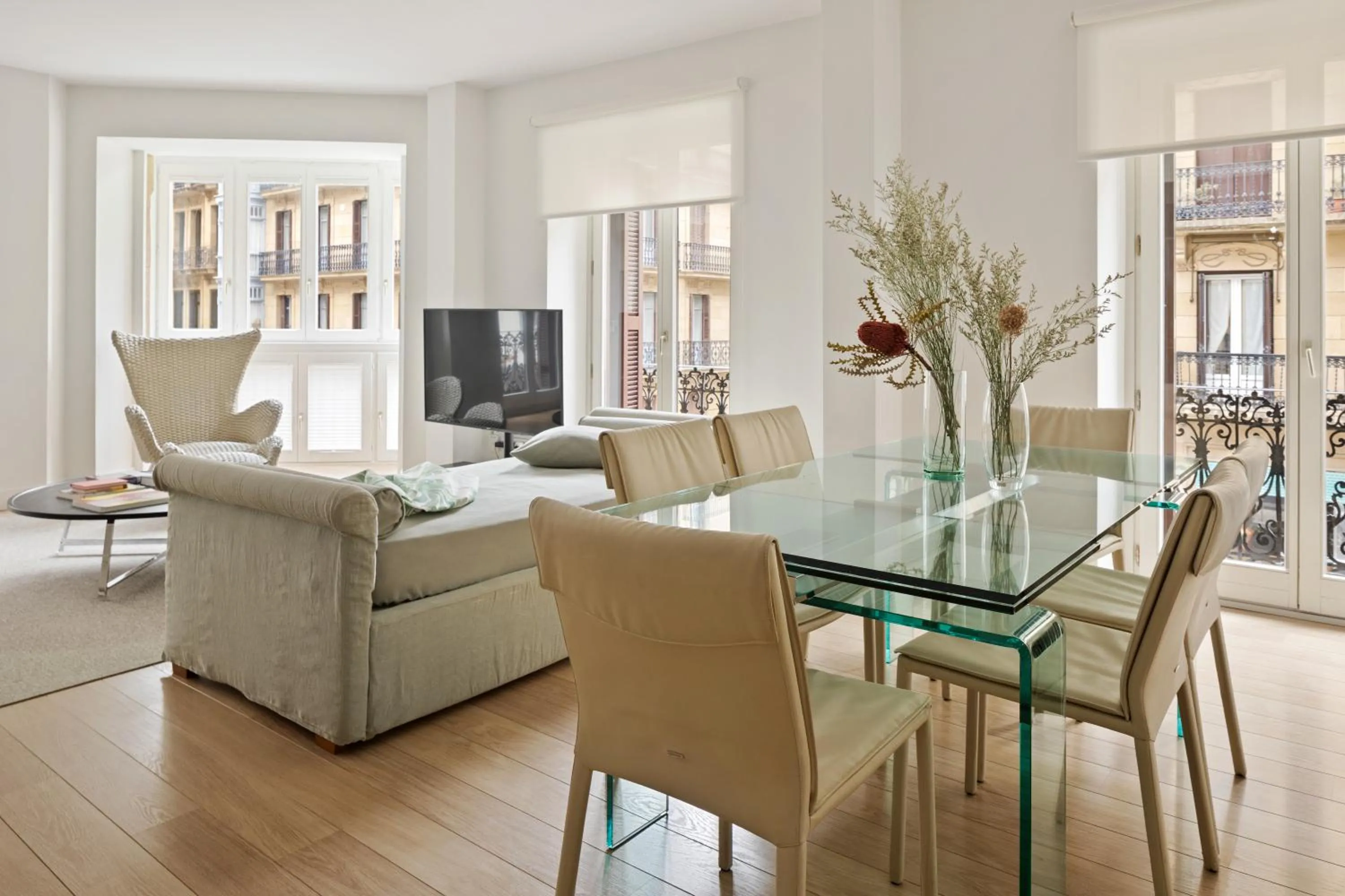 Dining area in Easo Suite 7 by FeelFree Rentals