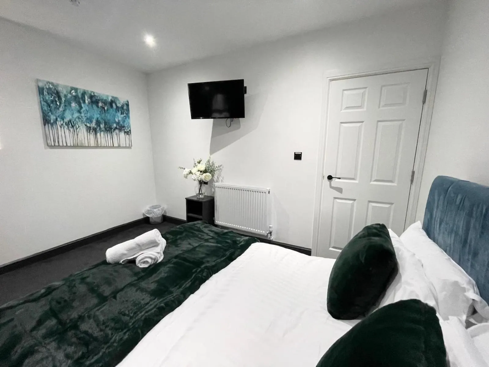 Bedroom, Bed in Wellington Suites by Sasco Apartments