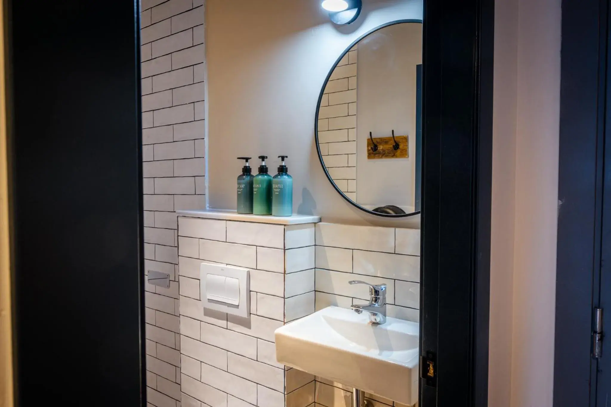 Bathroom in Factory Hostels Barcelona Bathroom in Factory Hostels Barcelona