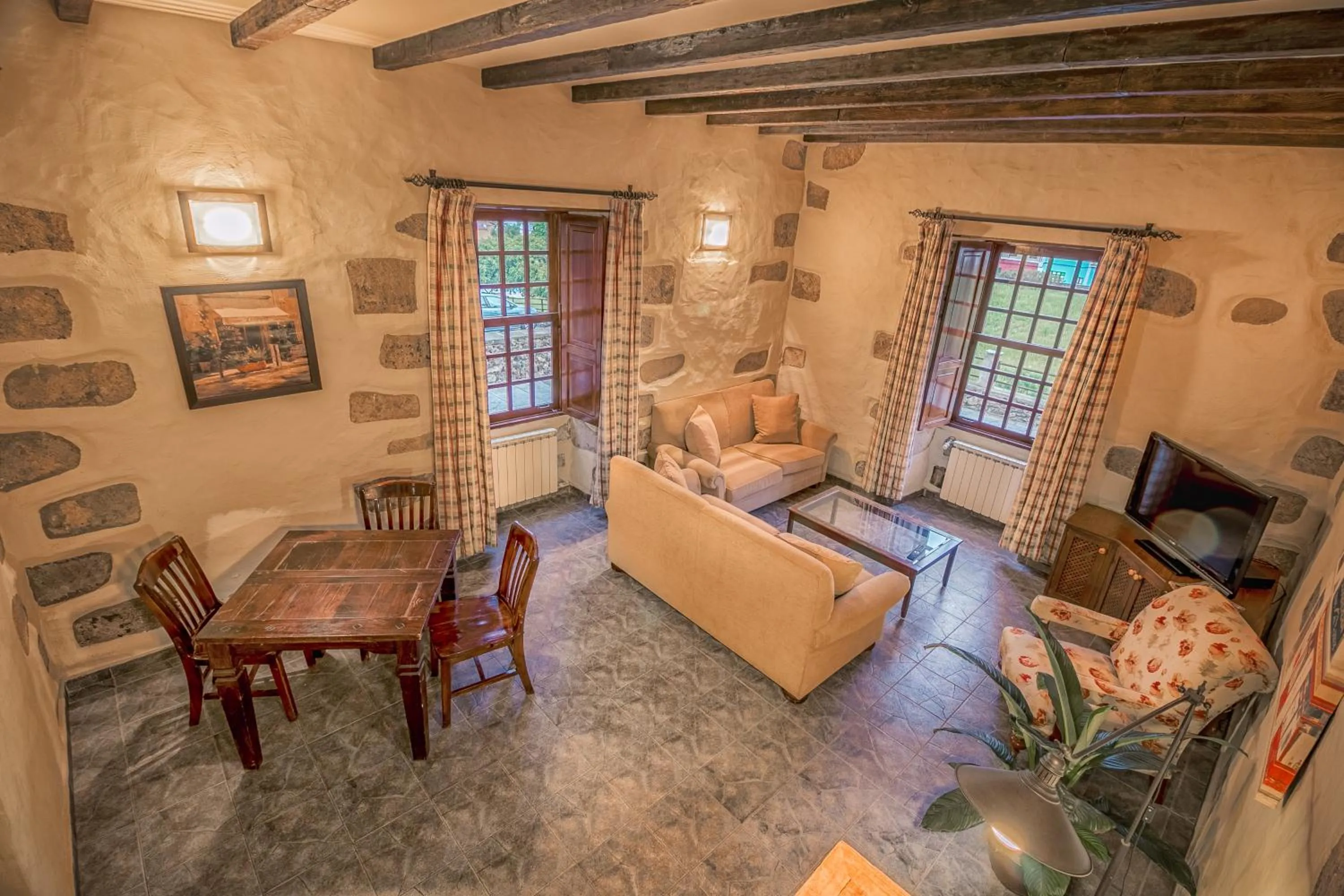 Communal lounge/ TV room in Hotel Rural LIVVO Maipez