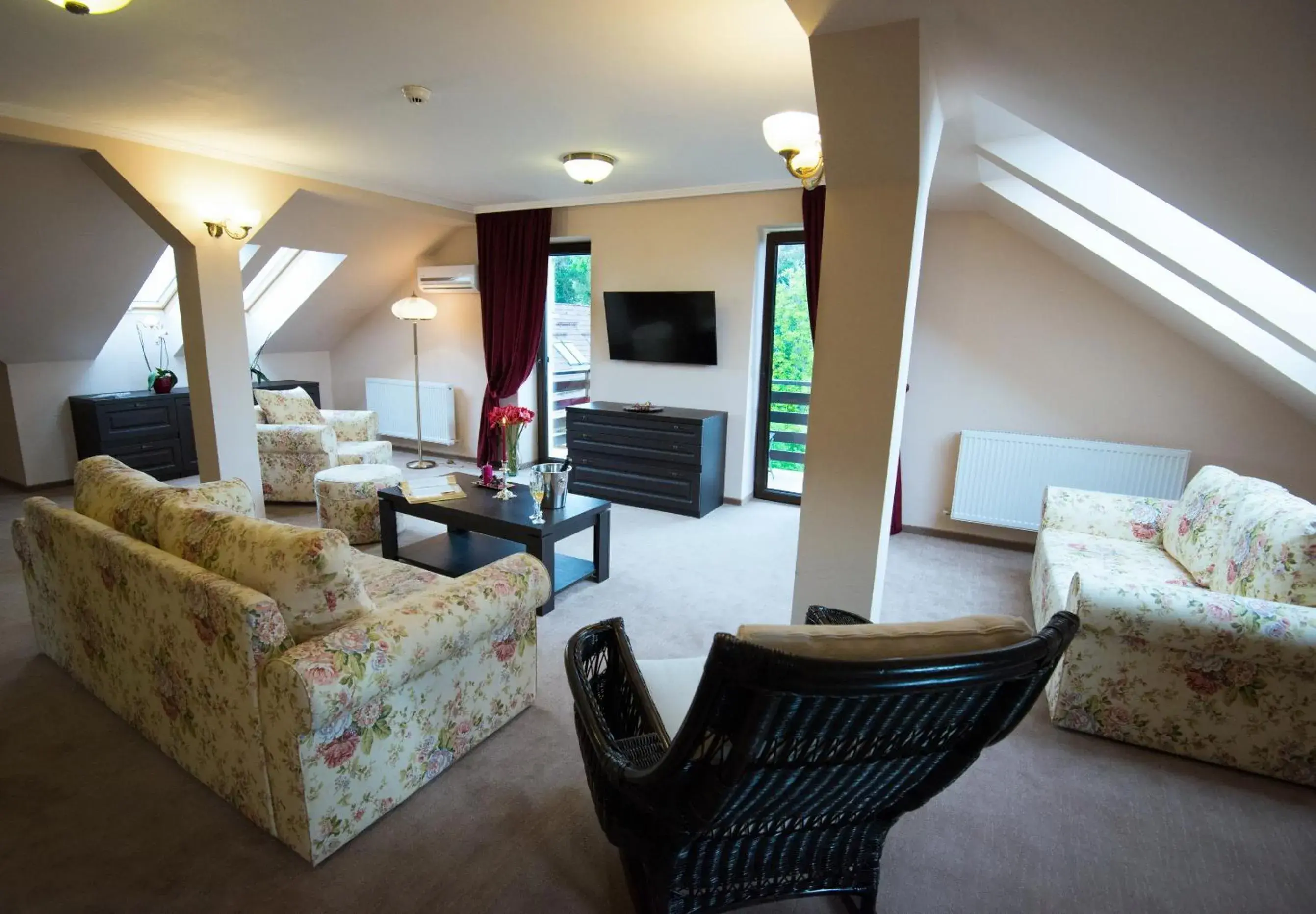 One-Bedroom Suite (2 Adults) in Pensiunea Toscana One-Bedroom Suite (2 Adults) in Pensiunea Toscana