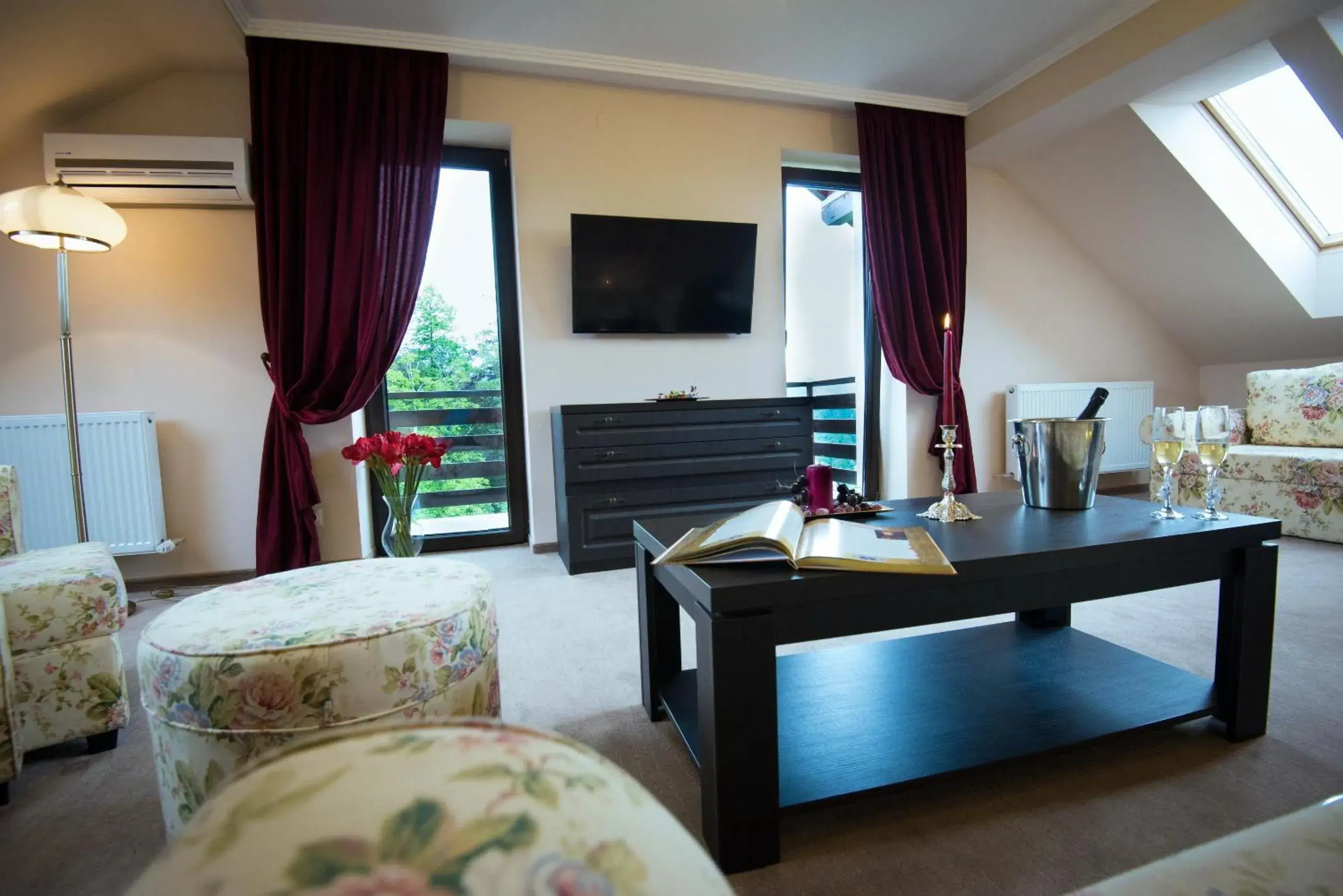 Living room, Bed in Pensiunea Toscana Living room, Bed in Pensiunea Toscana