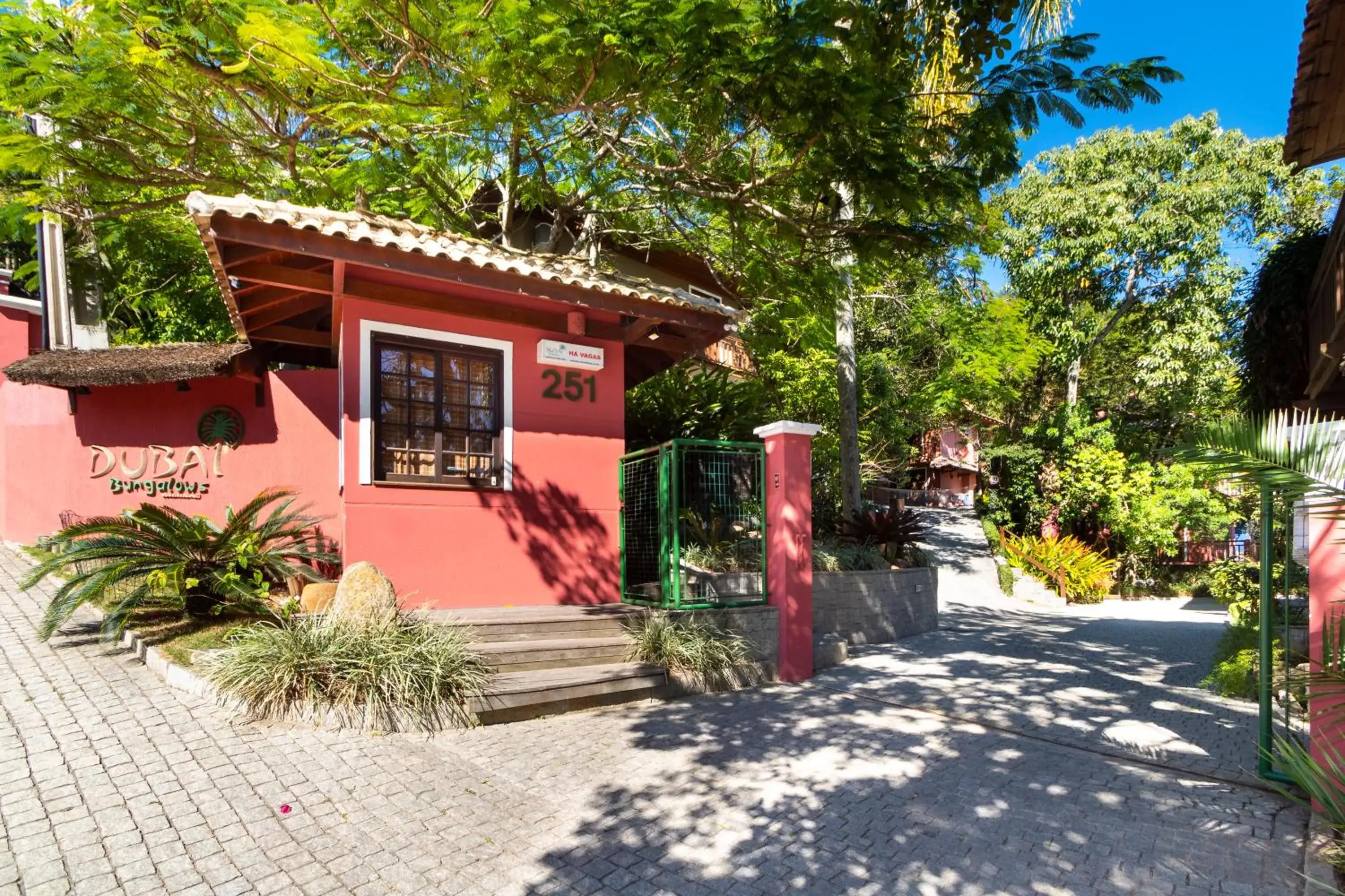 Facade/entrance in Dubai Bungalows Bombinhas Facade/entrance in Dubai Bungalows Bombinhas