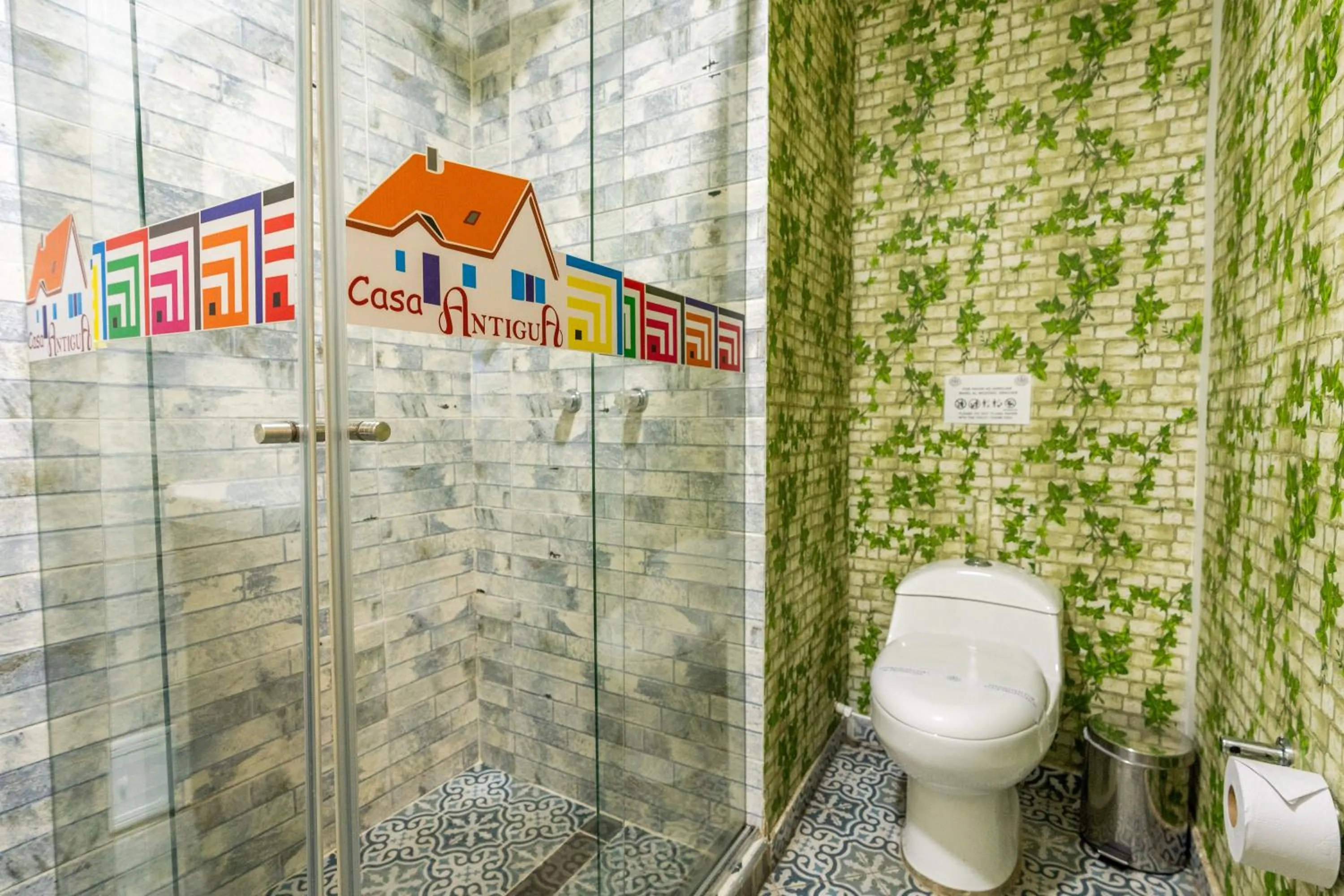 Shower in Hotel Casa Antigua