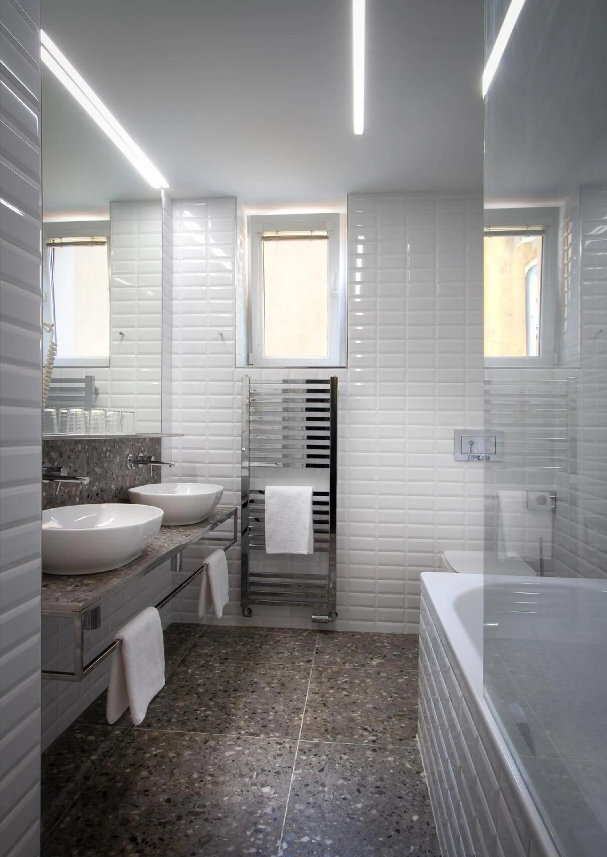 Shower in Hotel Mucha