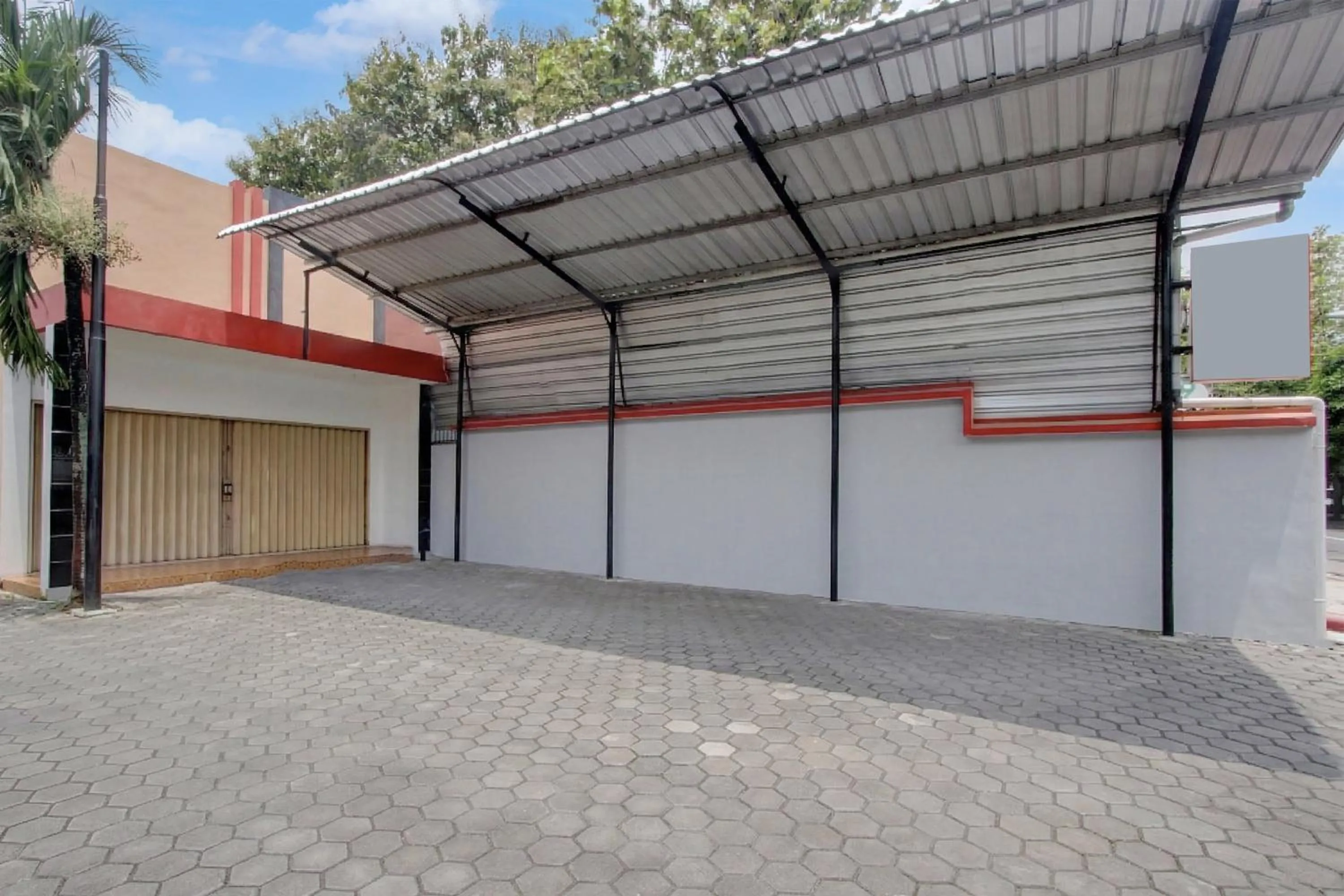 Parking in RedDoorz Syariah At Endrayanti Inn RSUD Yogyakarta