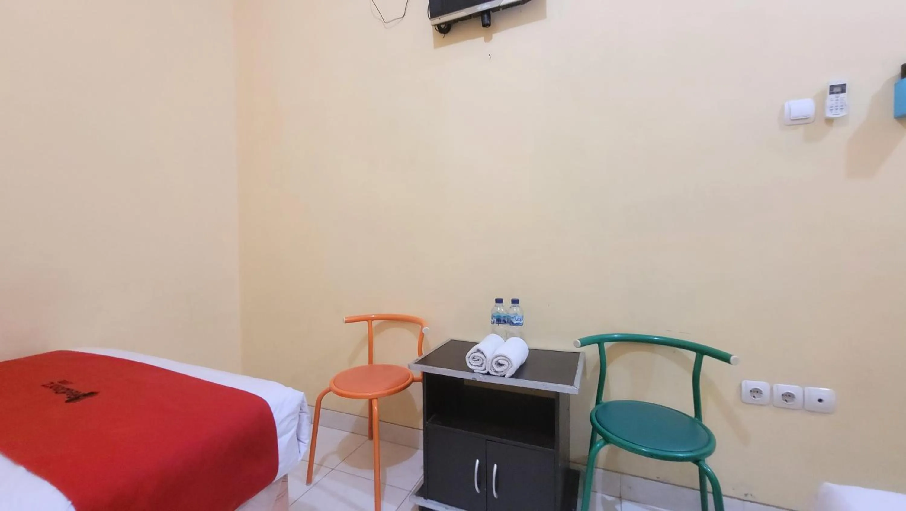 Bed in RedDoorz Syariah At Endrayanti Inn RSUD Yogyakarta