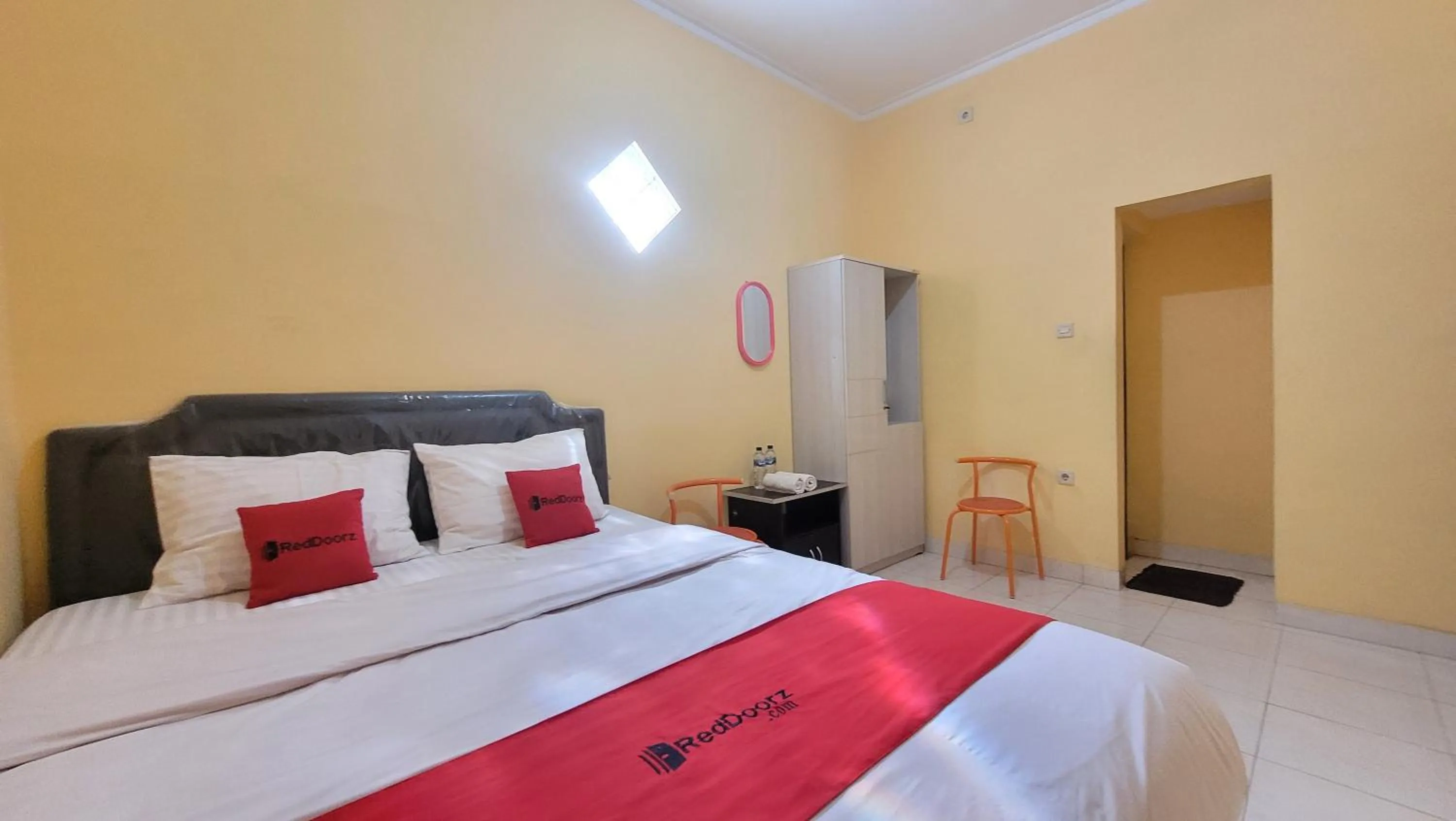 Bed in RedDoorz Syariah At Endrayanti Inn RSUD Yogyakarta