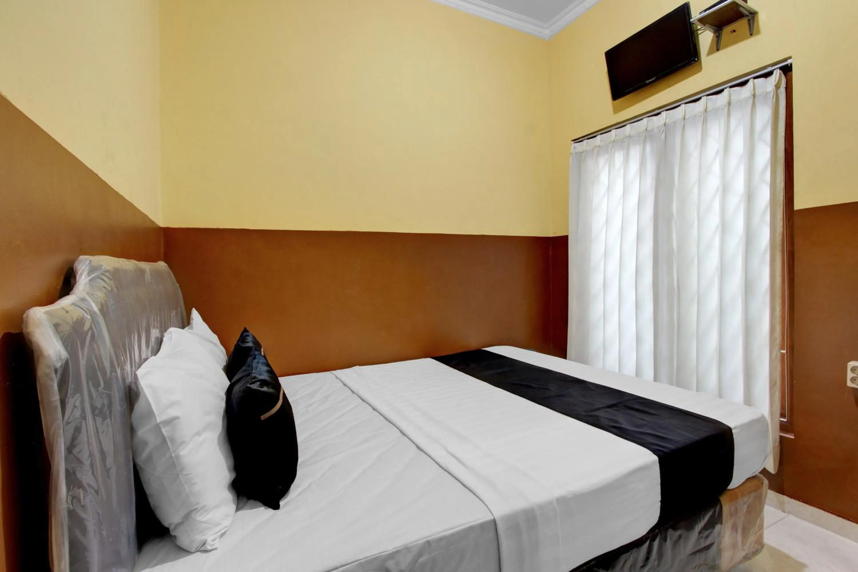 Bedroom, Bed in RedDoorz Syariah At Endrayanti Inn RSUD Yogyakarta