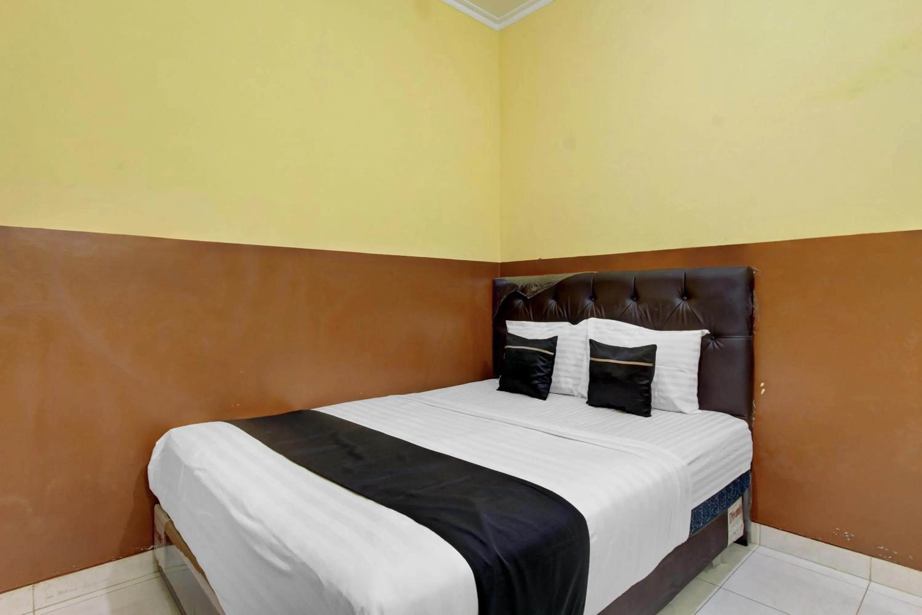 Bedroom, Bed in RedDoorz Syariah At Endrayanti Inn RSUD Yogyakarta