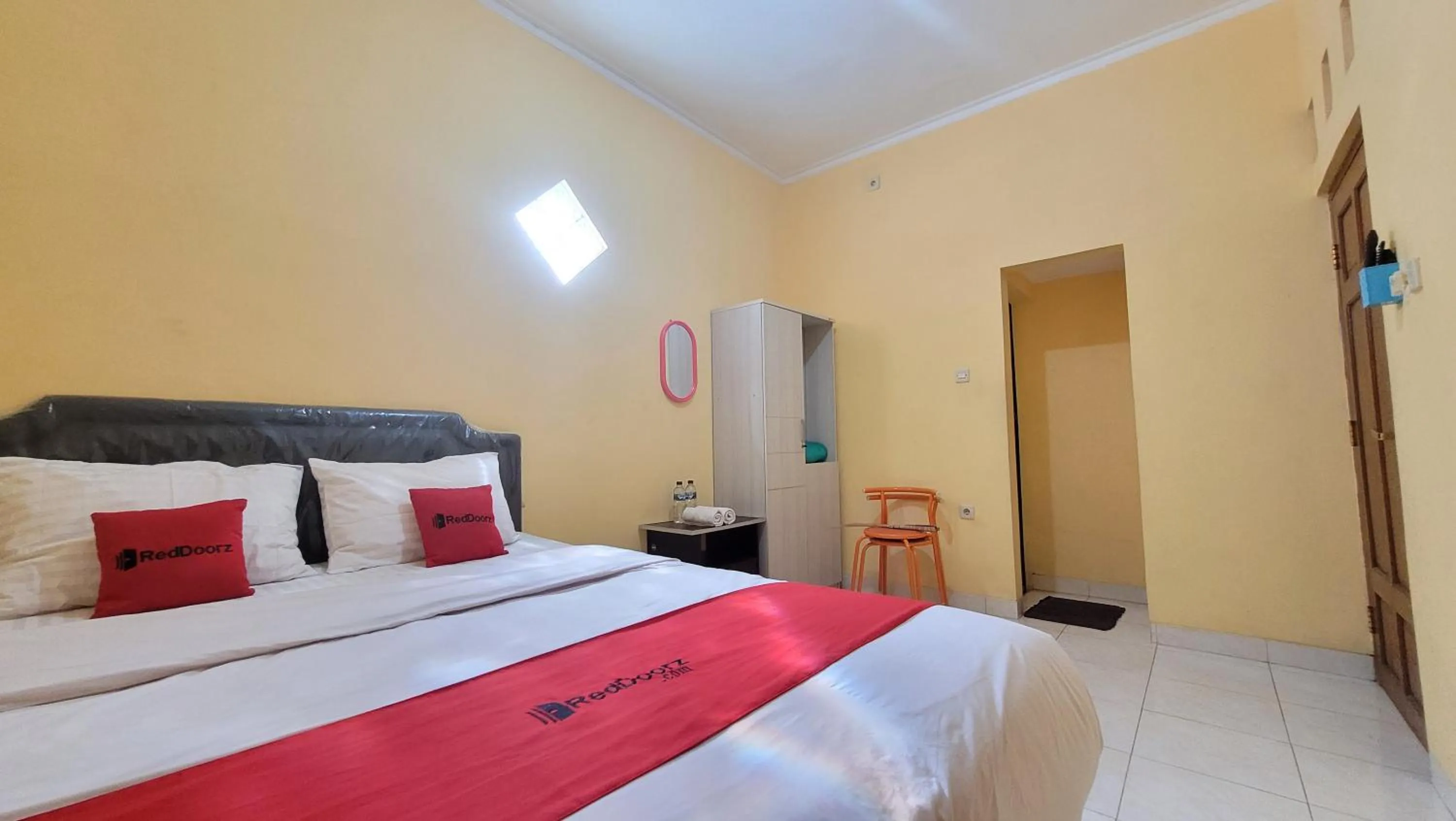 Bed in RedDoorz Syariah At Endrayanti Inn RSUD Yogyakarta