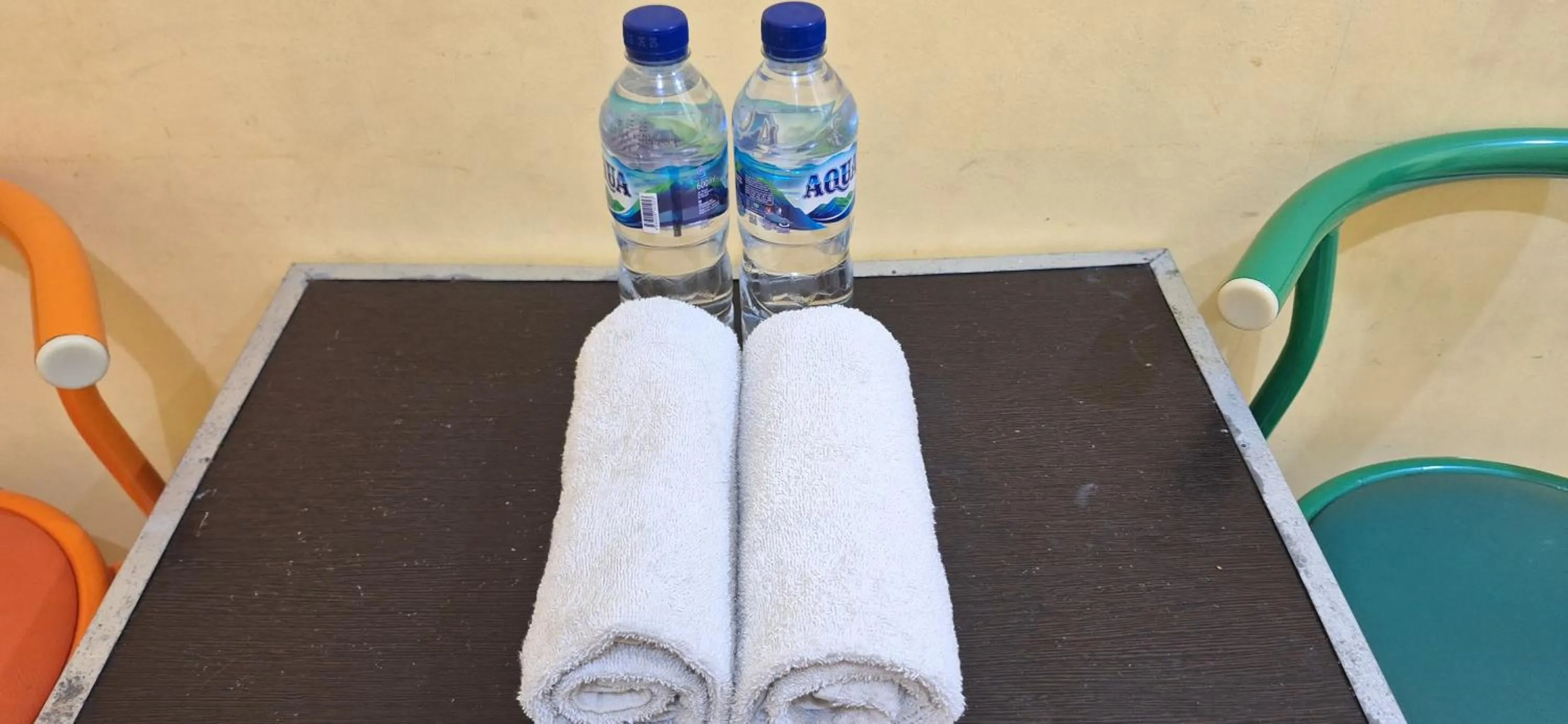 towels in RedDoorz Syariah At Endrayanti Inn RSUD Yogyakarta