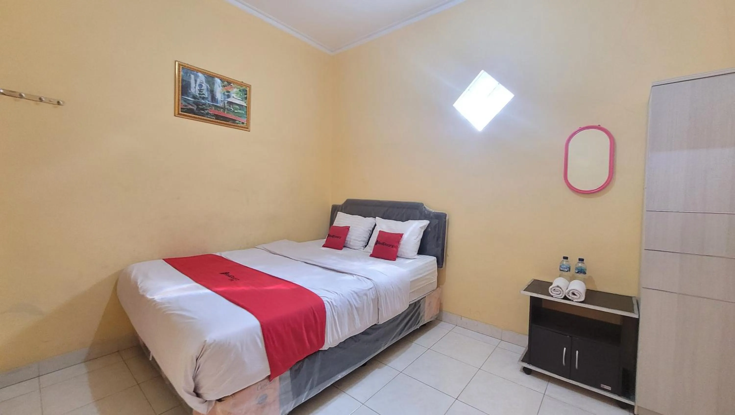 Bed in RedDoorz Syariah At Endrayanti Inn RSUD Yogyakarta