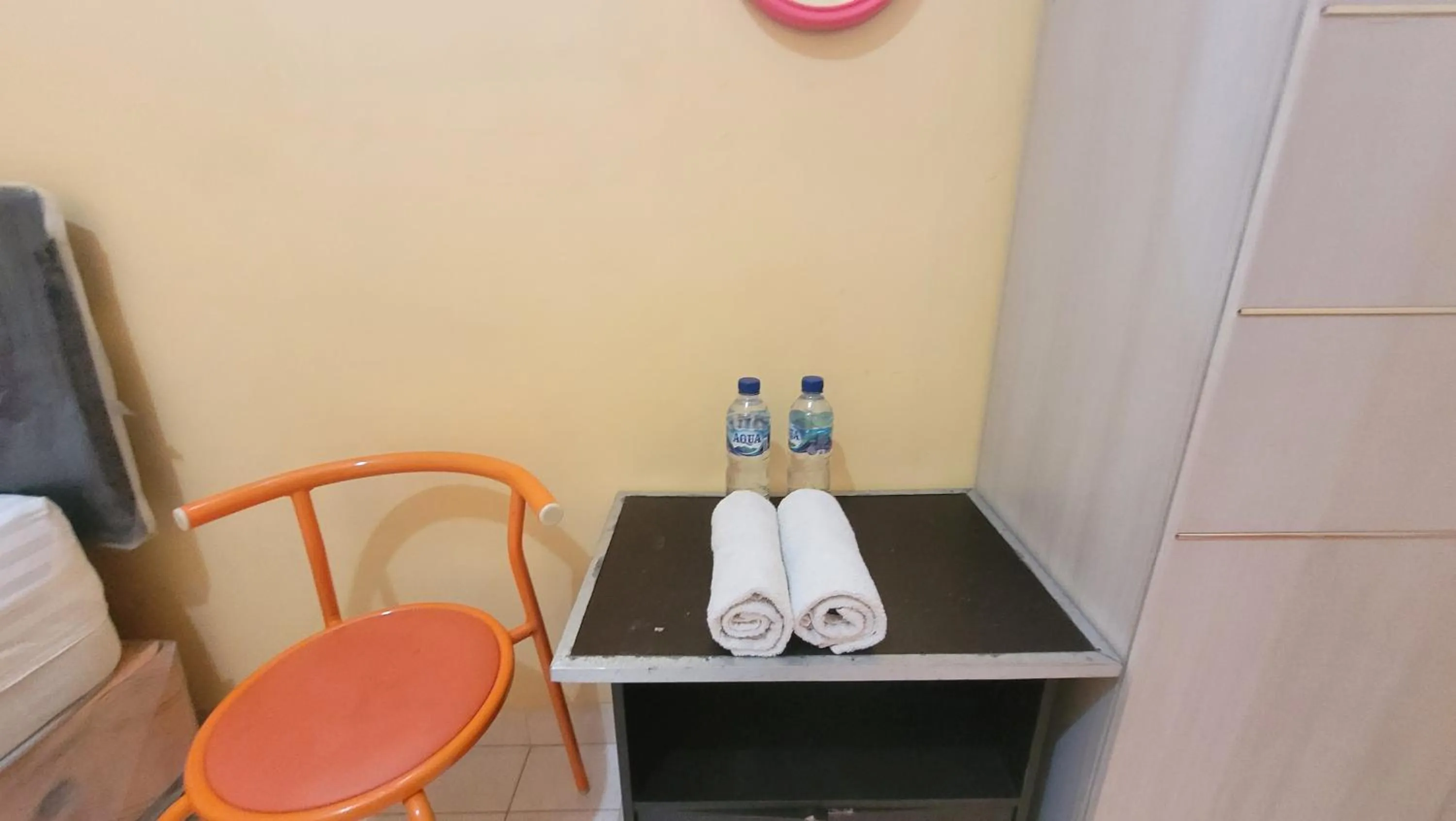 towels in RedDoorz Syariah At Endrayanti Inn RSUD Yogyakarta