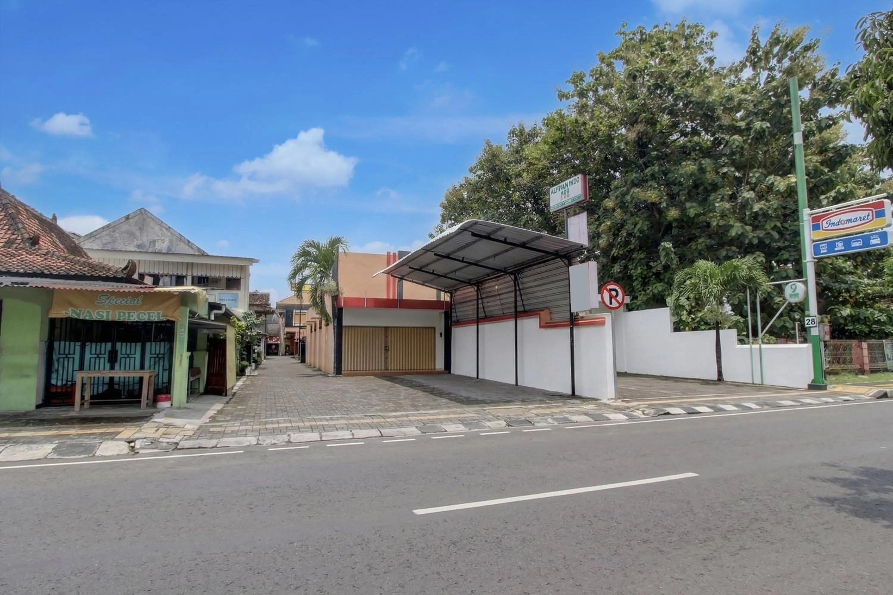Property building in RedDoorz Syariah At Endrayanti Inn RSUD Yogyakarta