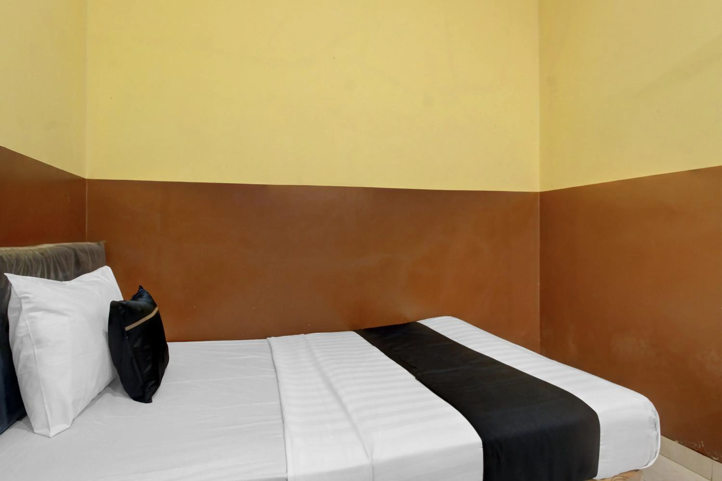 Bedroom, Bed in RedDoorz Syariah At Endrayanti Inn RSUD Yogyakarta