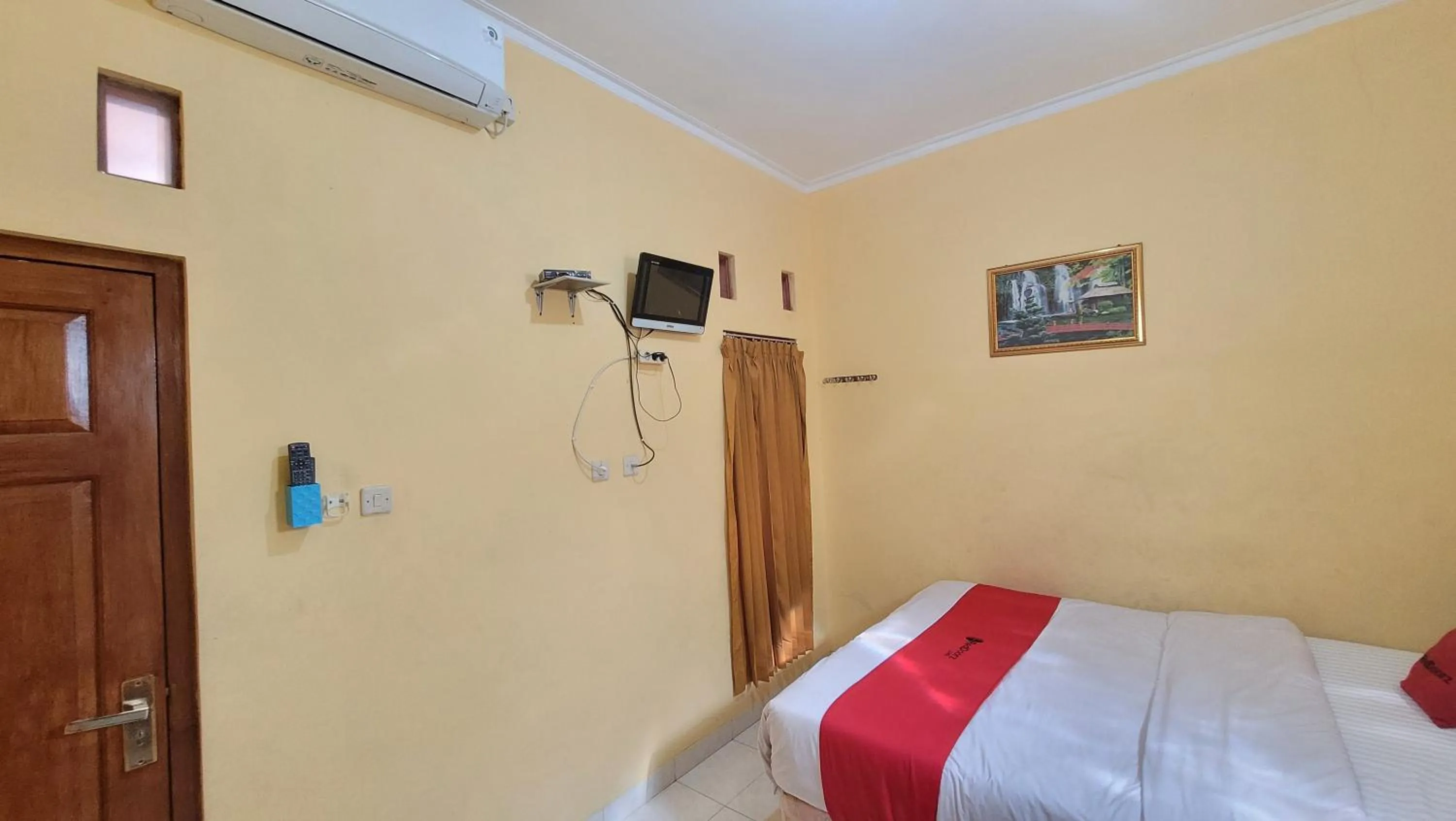 Bed in RedDoorz Syariah At Endrayanti Inn RSUD Yogyakarta