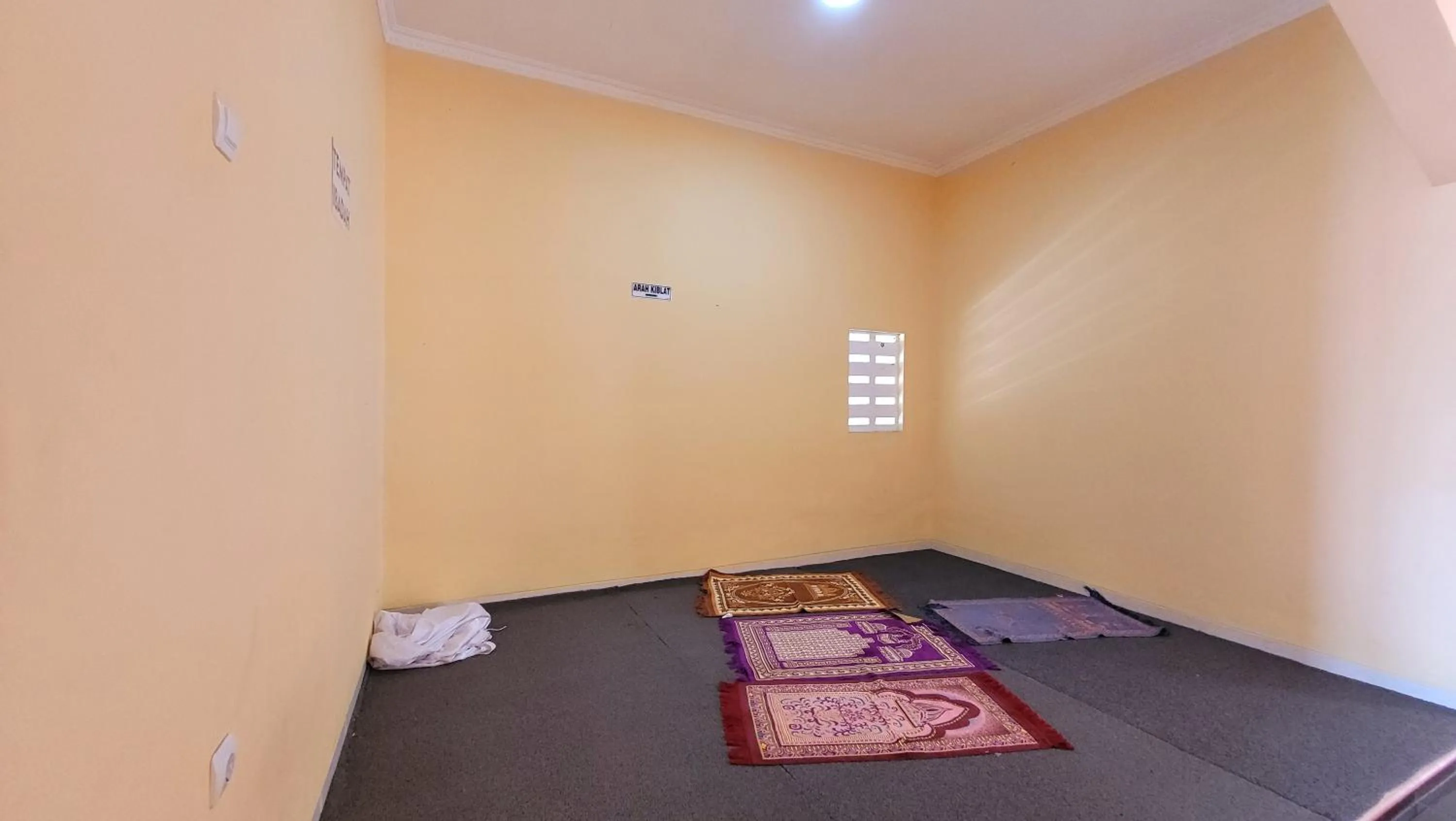 Property building in RedDoorz Syariah At Endrayanti Inn RSUD Yogyakarta