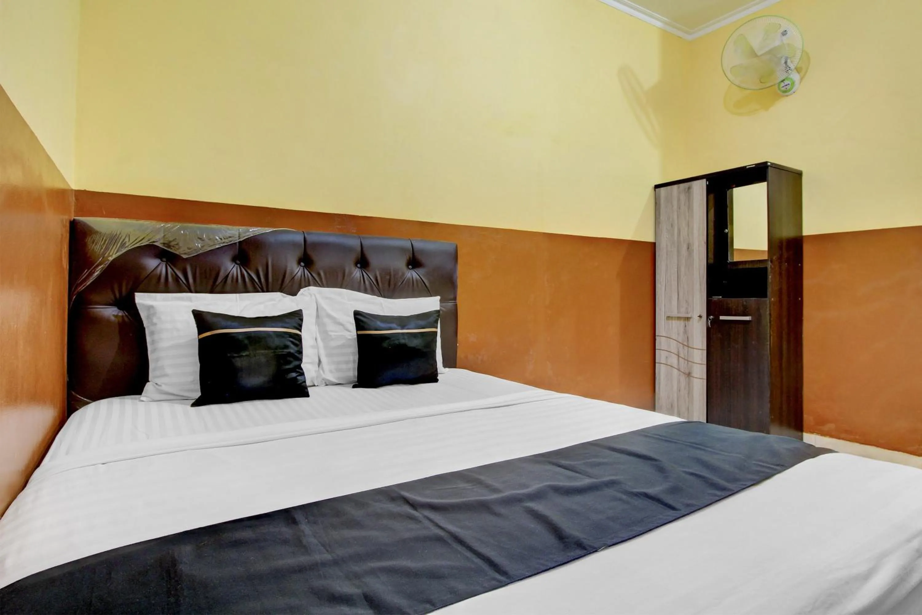 Bedroom, Bed in RedDoorz Syariah At Endrayanti Inn RSUD Yogyakarta
