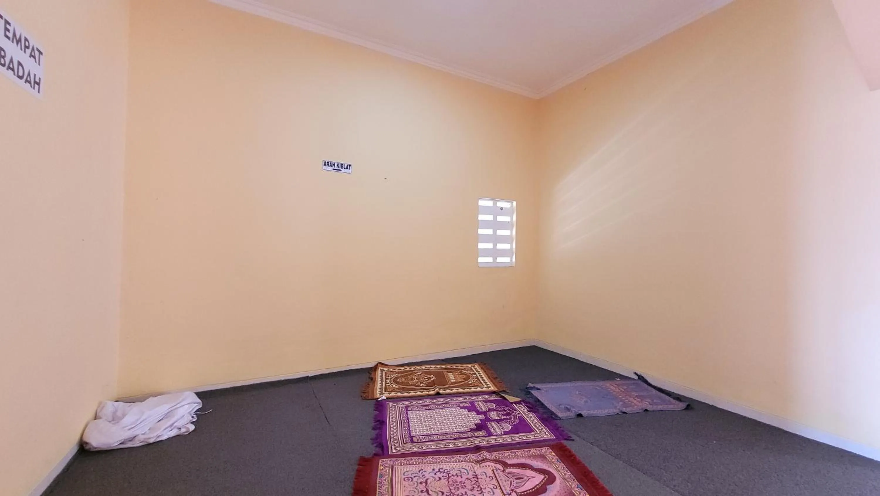 Property building, Bed in RedDoorz Syariah At Endrayanti Inn RSUD Yogyakarta