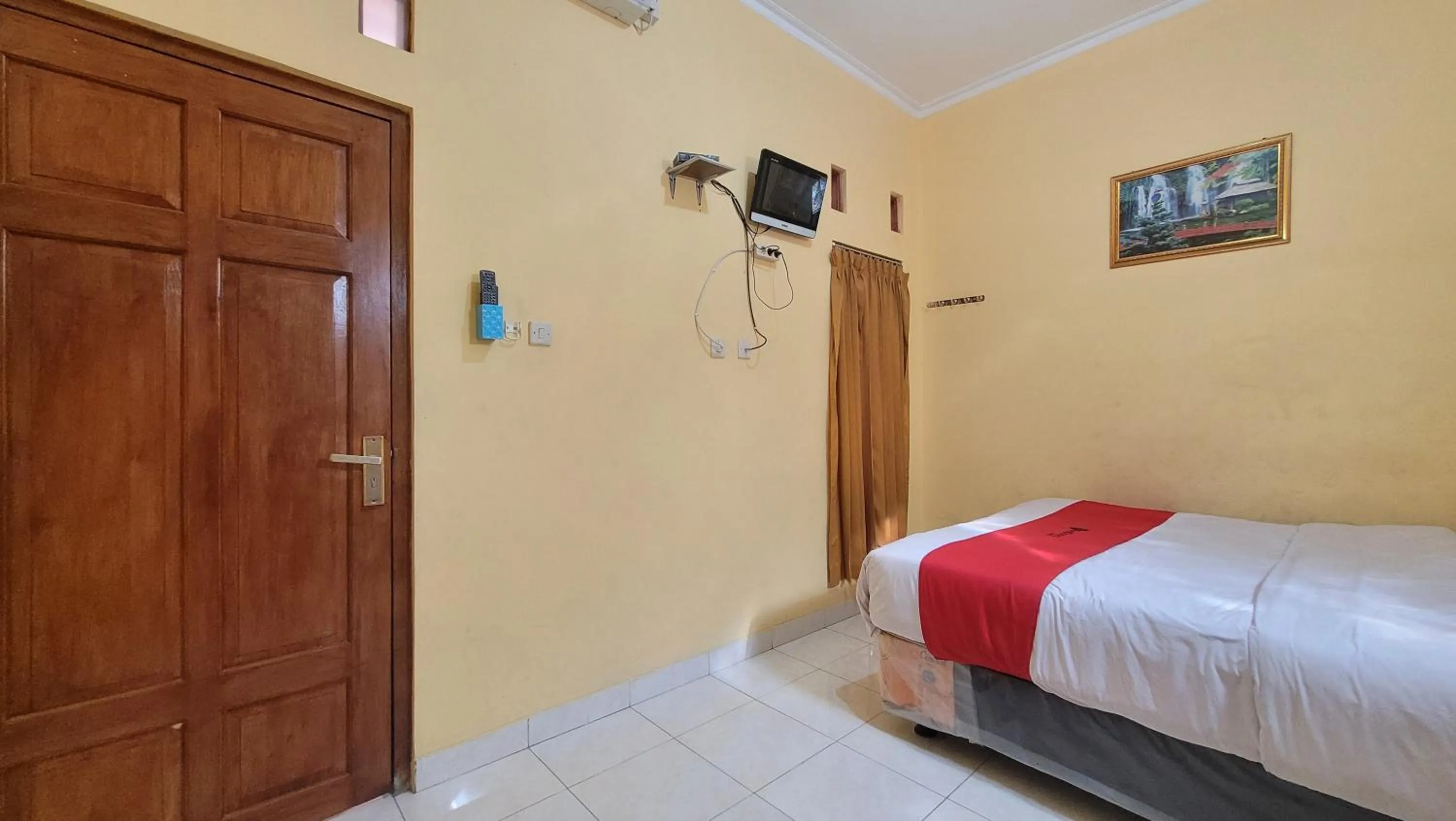 Bed in RedDoorz Syariah At Endrayanti Inn RSUD Yogyakarta