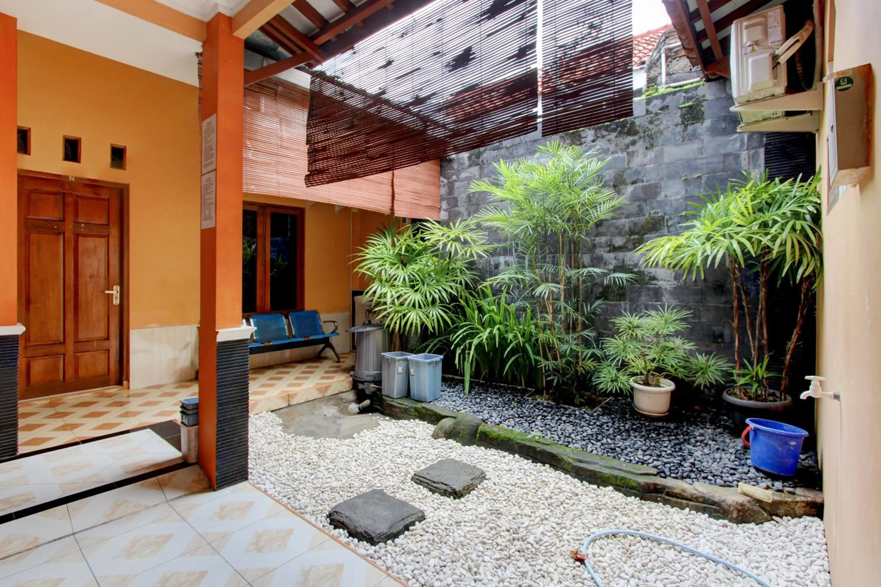 Area and facilities in RedDoorz Syariah At Endrayanti Inn RSUD Yogyakarta
