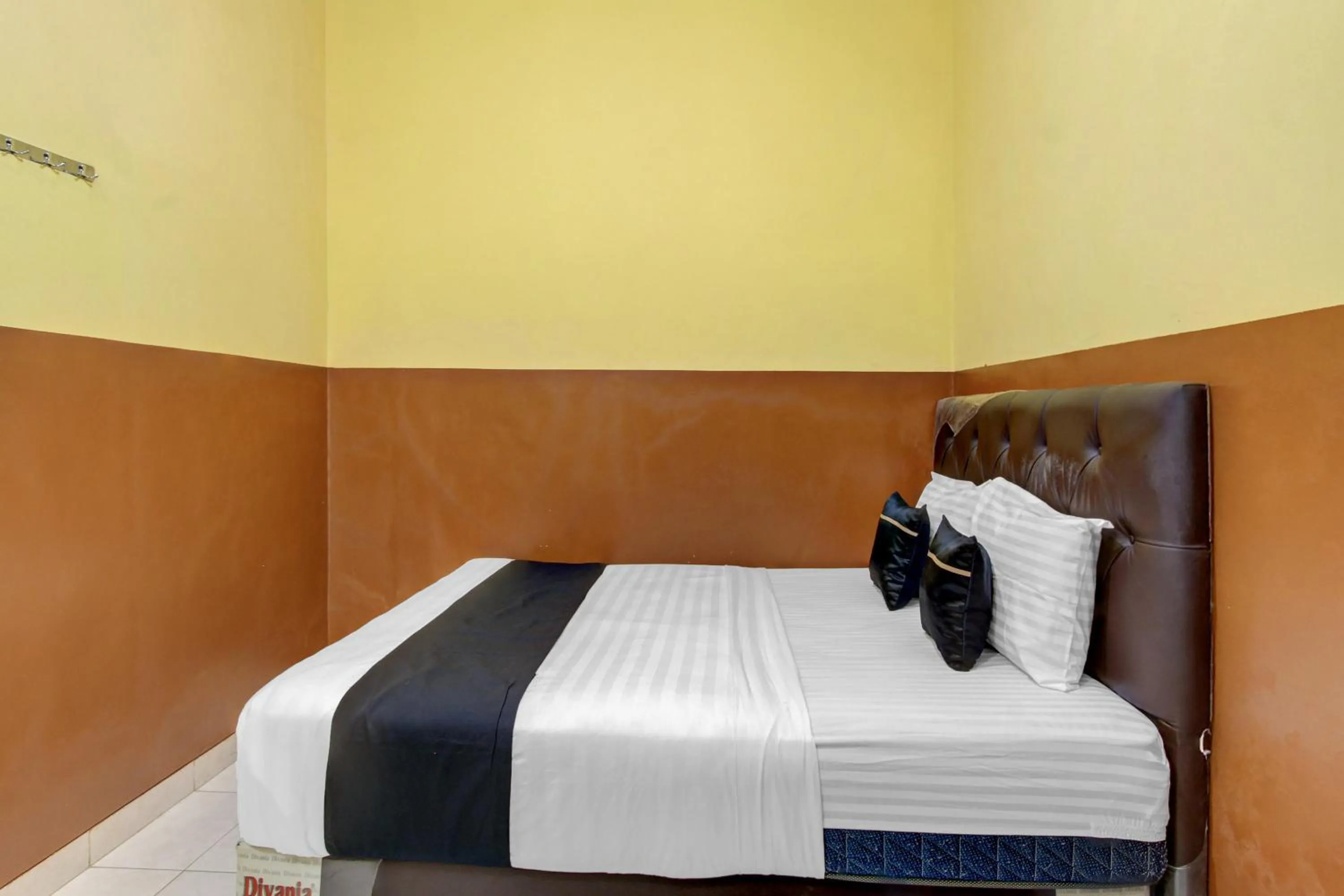 Bedroom, Bed in RedDoorz Syariah At Endrayanti Inn RSUD Yogyakarta