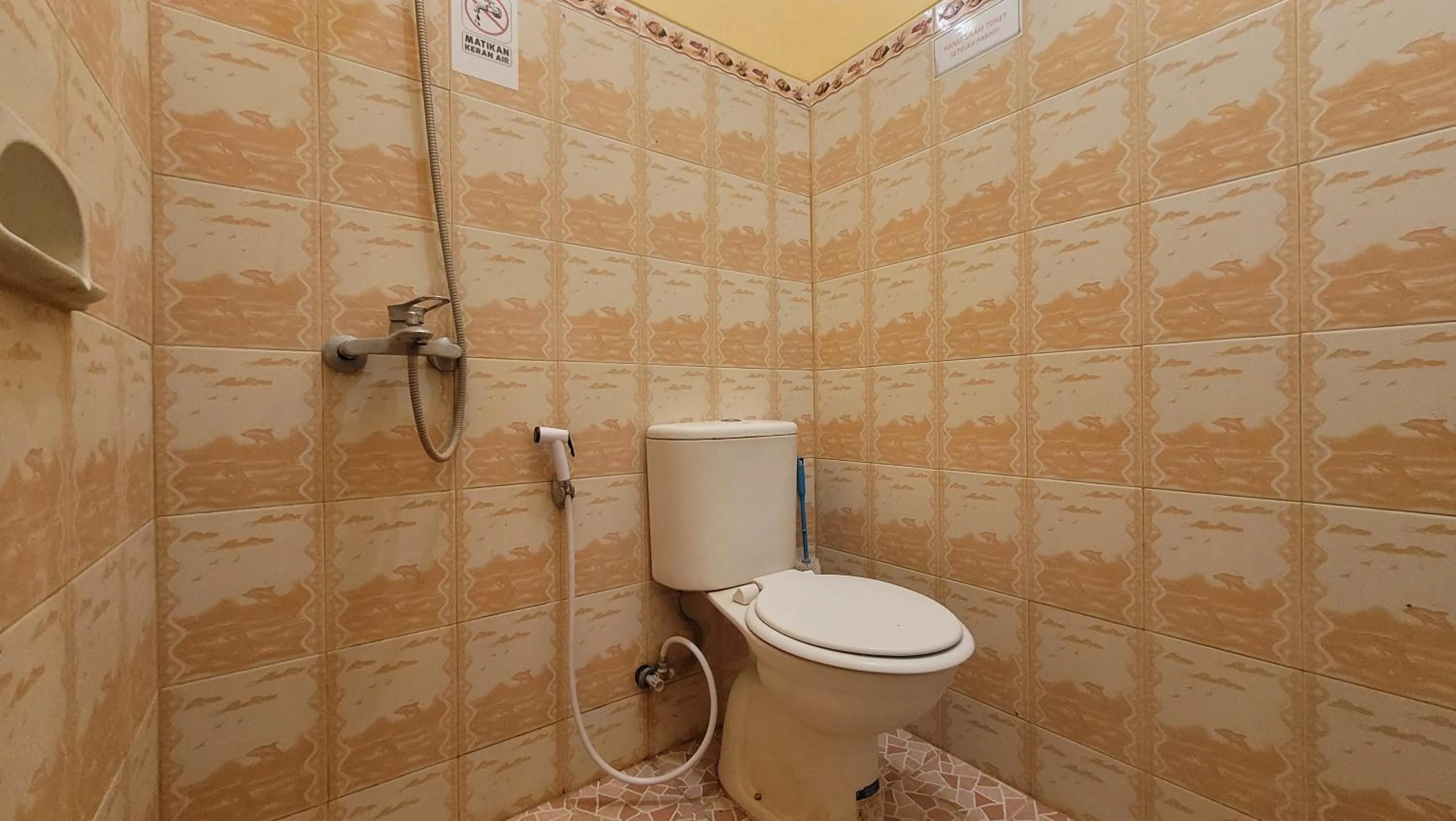 Shower in RedDoorz Syariah At Endrayanti Inn RSUD Yogyakarta