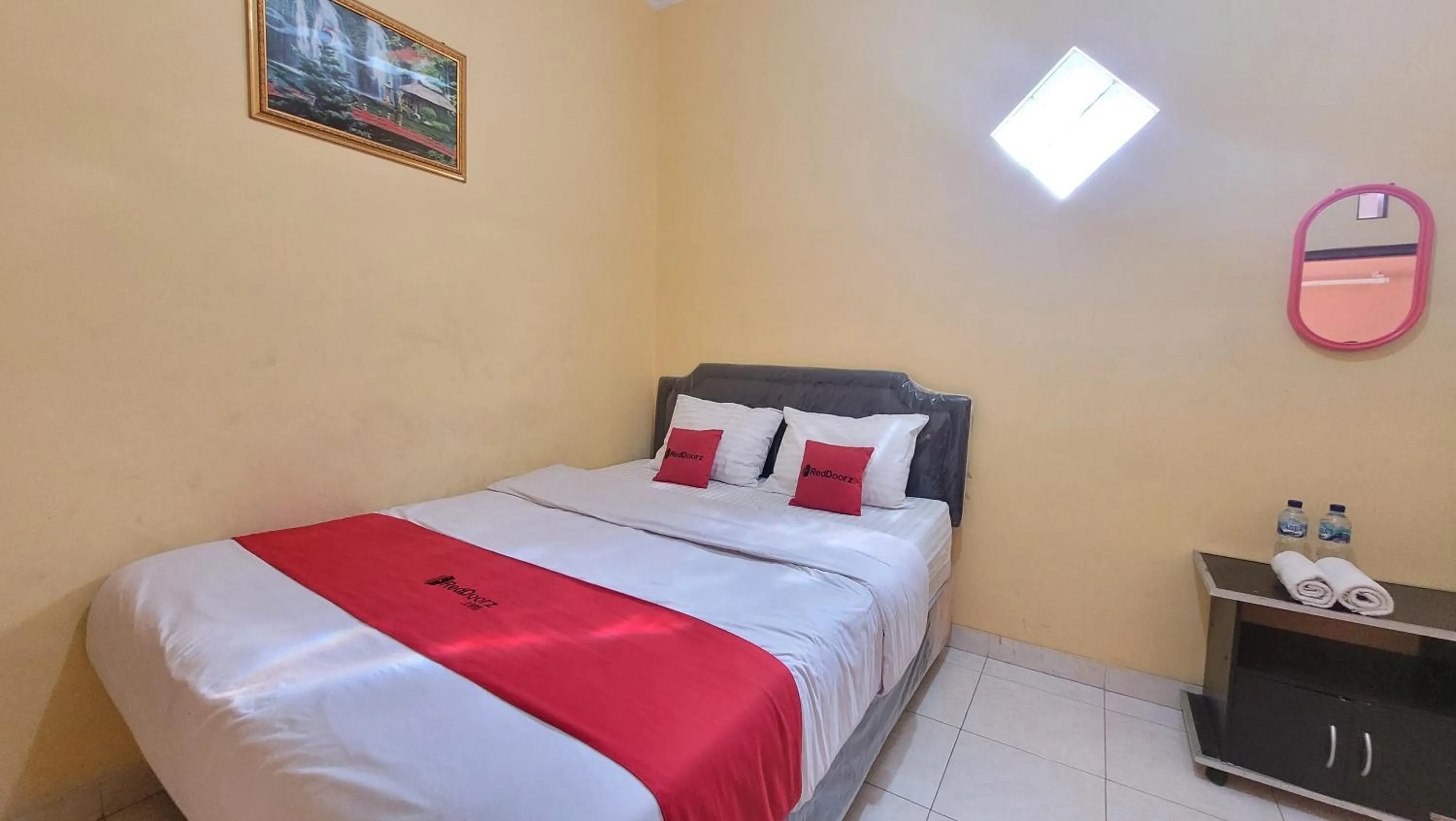 Bed in RedDoorz Syariah At Endrayanti Inn RSUD Yogyakarta