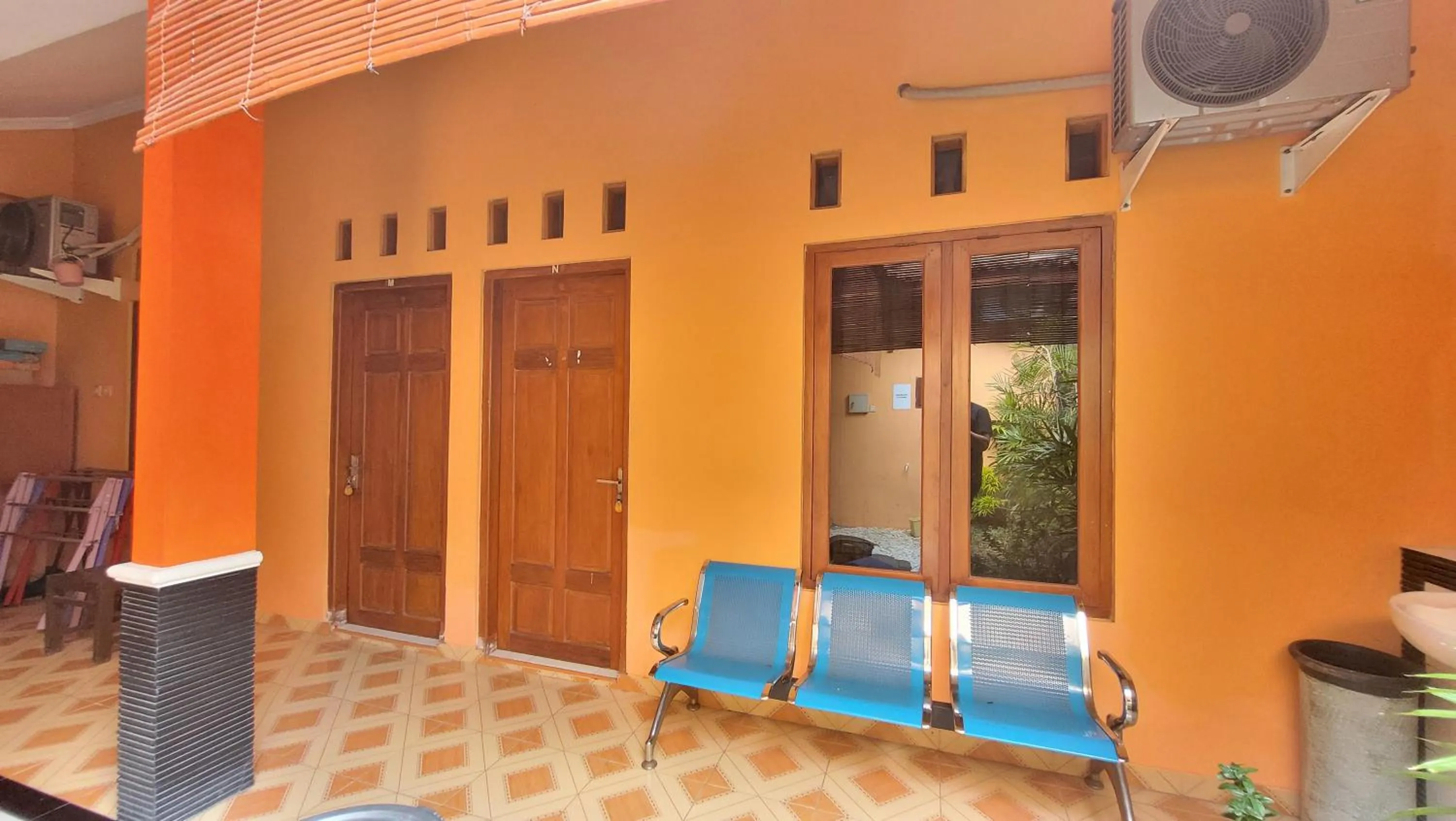 Balcony/Terrace in RedDoorz Syariah At Endrayanti Inn RSUD Yogyakarta