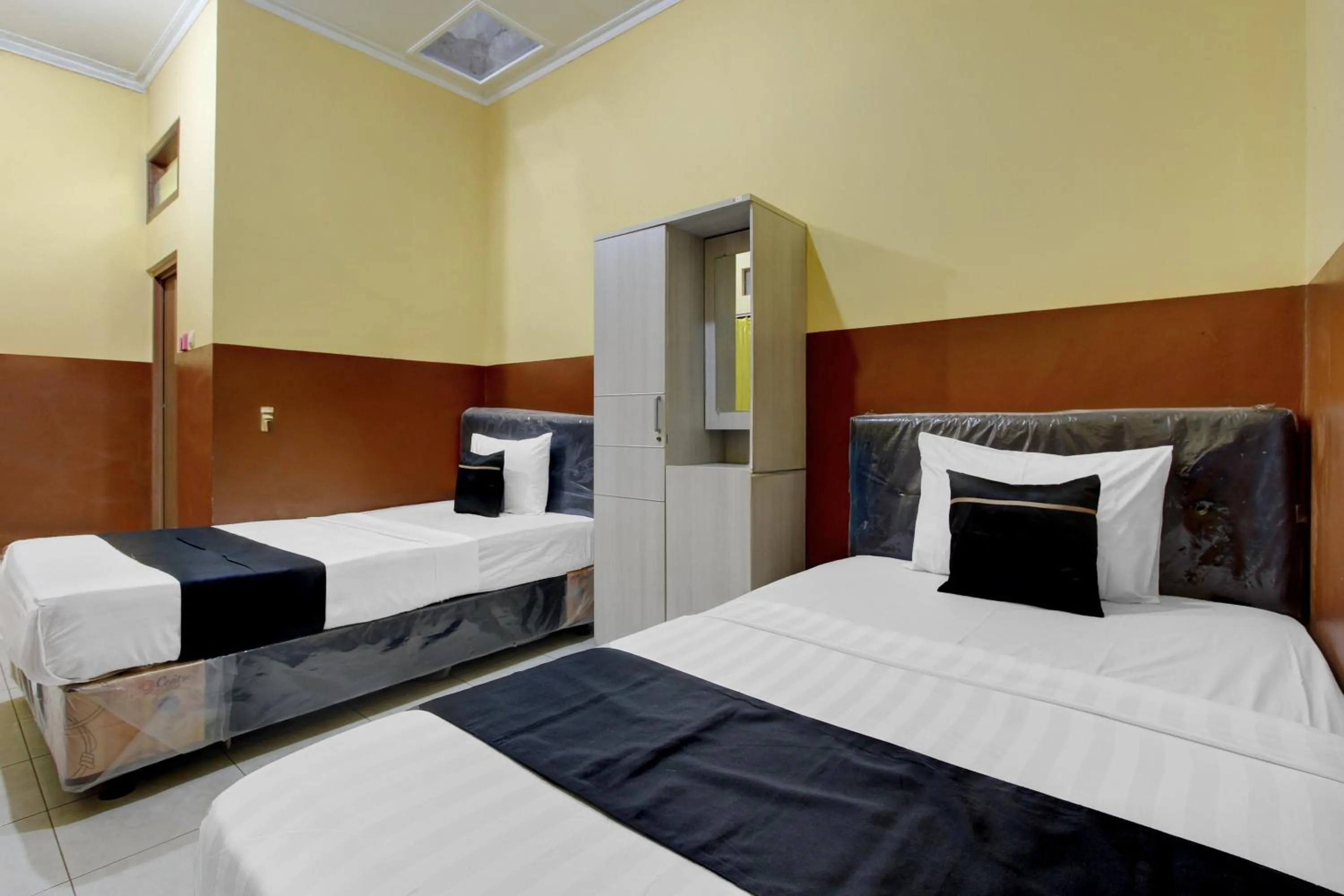 Bedroom, Bed in RedDoorz Syariah At Endrayanti Inn RSUD Yogyakarta