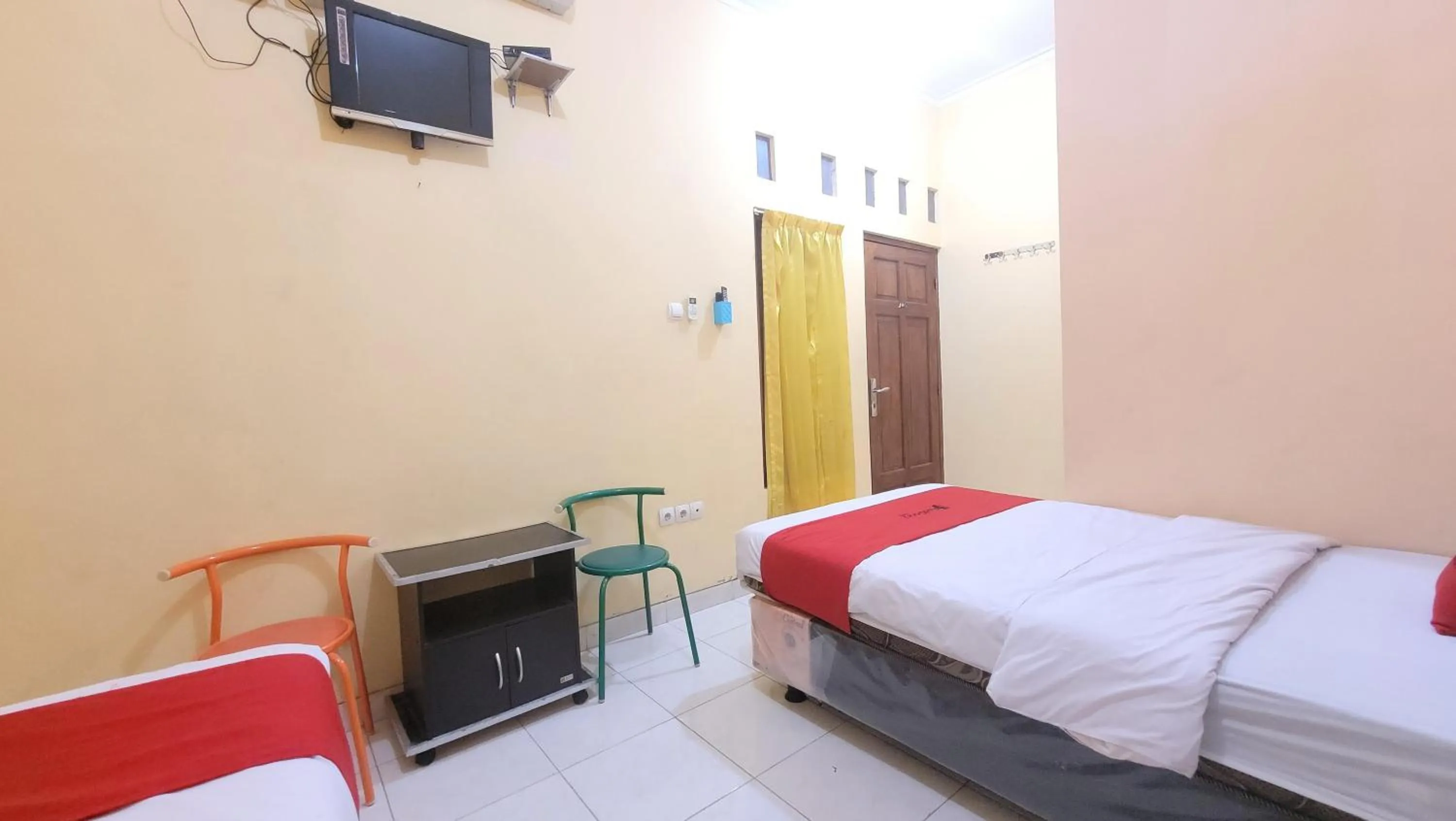 Bed in RedDoorz Syariah At Endrayanti Inn RSUD Yogyakarta