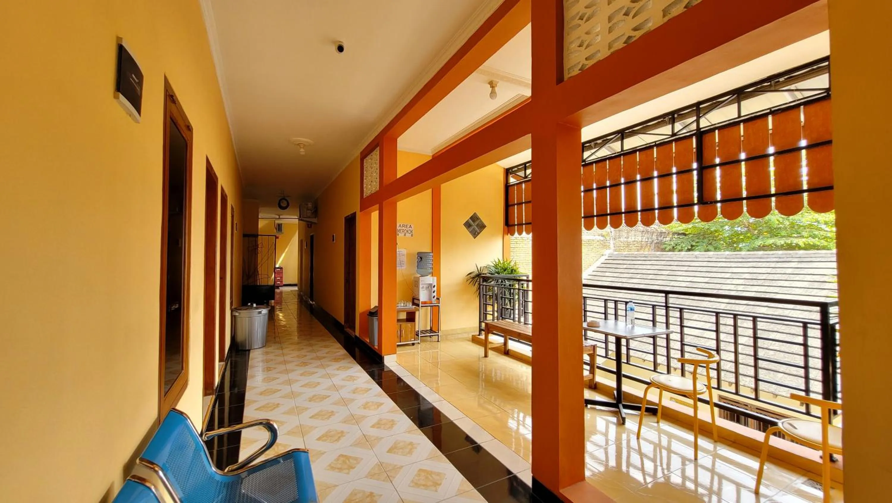 Balcony/Terrace, Bed in RedDoorz Syariah At Endrayanti Inn RSUD Yogyakarta