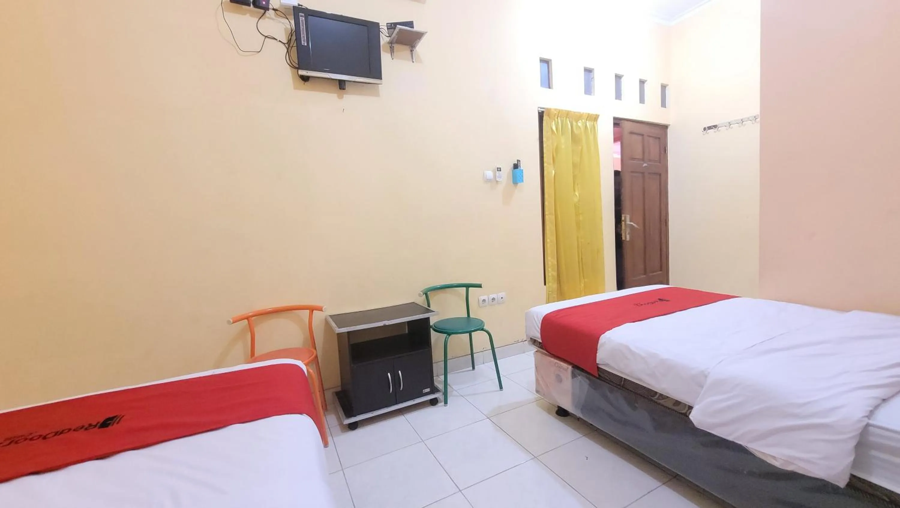 Bed in RedDoorz Syariah At Endrayanti Inn RSUD Yogyakarta