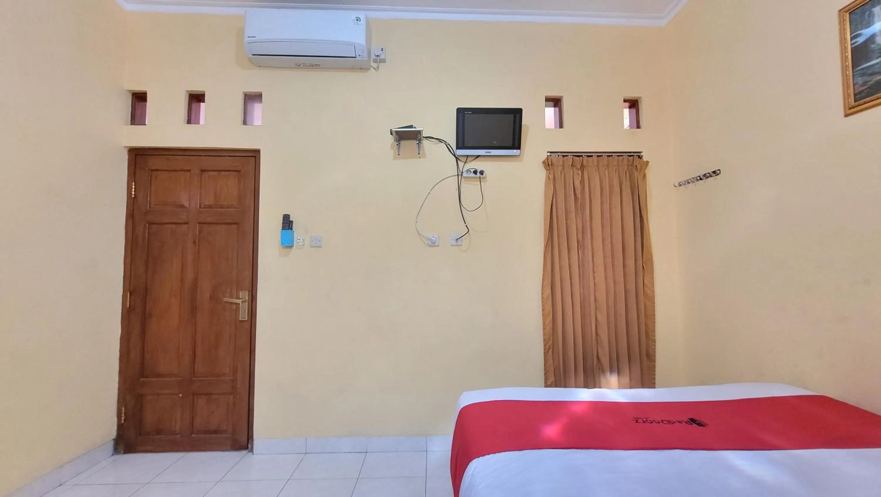 Bed in RedDoorz Syariah At Endrayanti Inn RSUD Yogyakarta