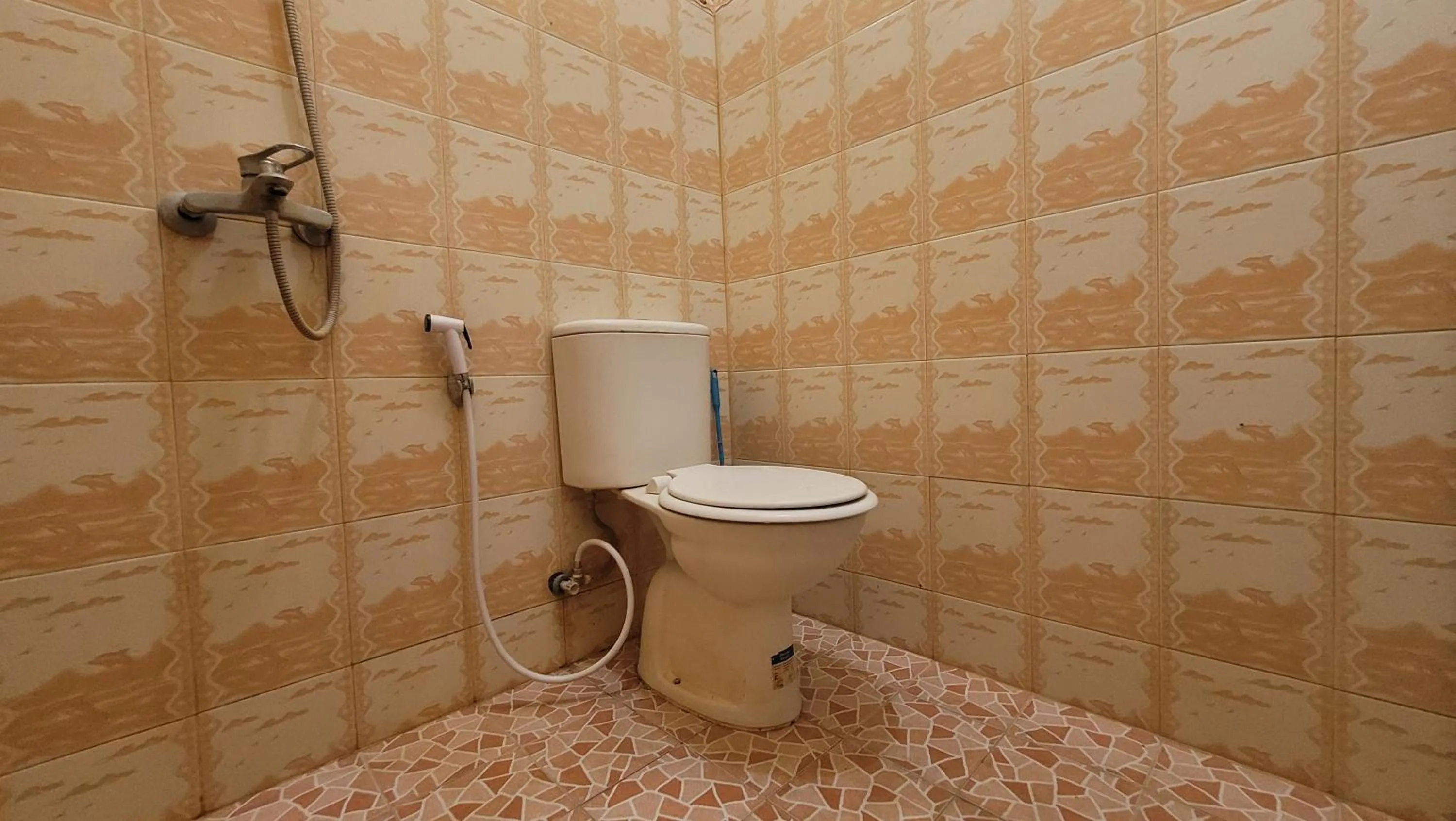 Toilet in RedDoorz Syariah At Endrayanti Inn RSUD Yogyakarta