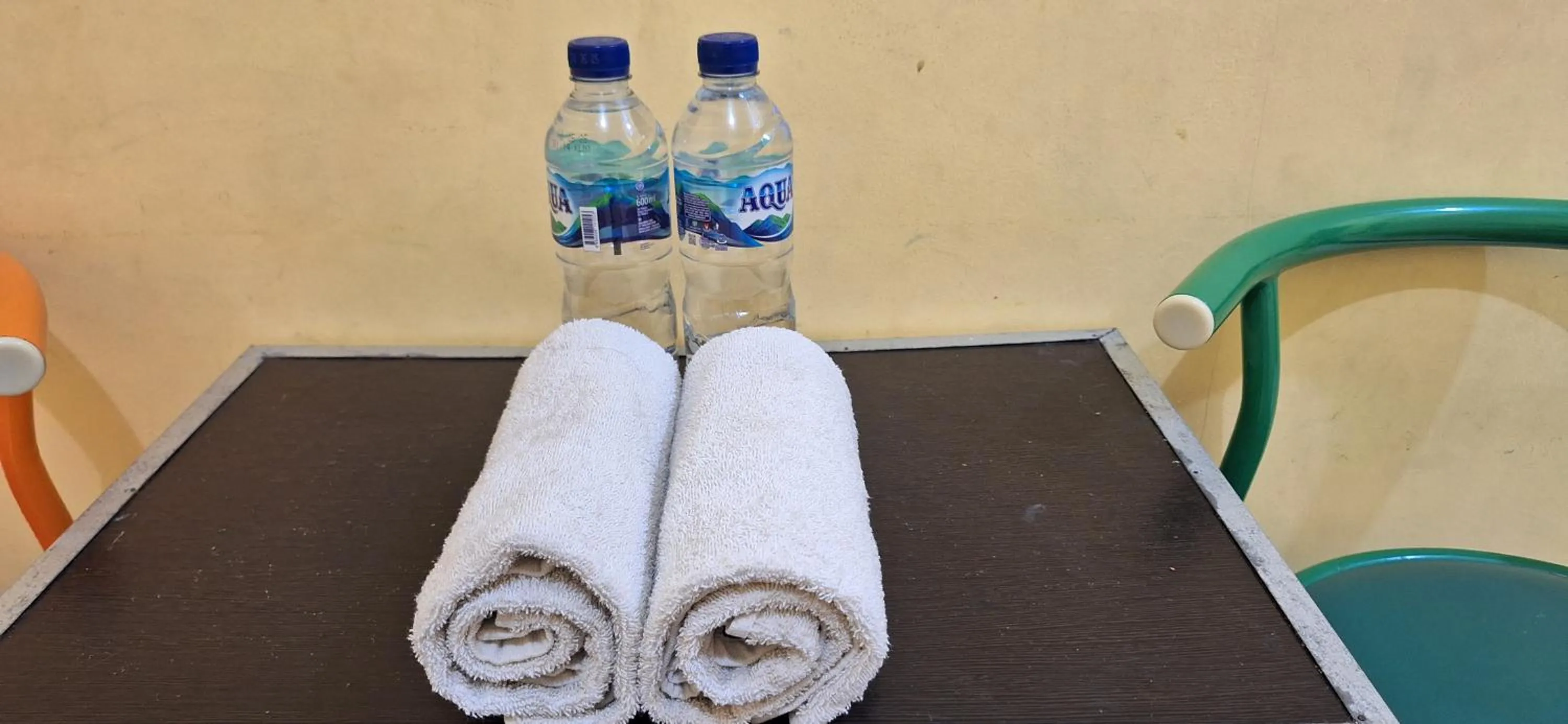 towels in RedDoorz Syariah At Endrayanti Inn RSUD Yogyakarta