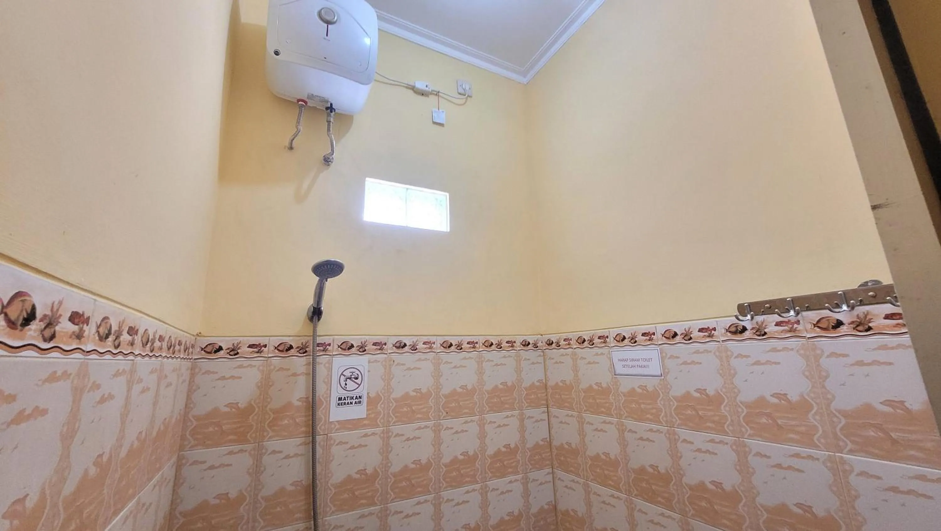 Shower in RedDoorz Syariah At Endrayanti Inn RSUD Yogyakarta