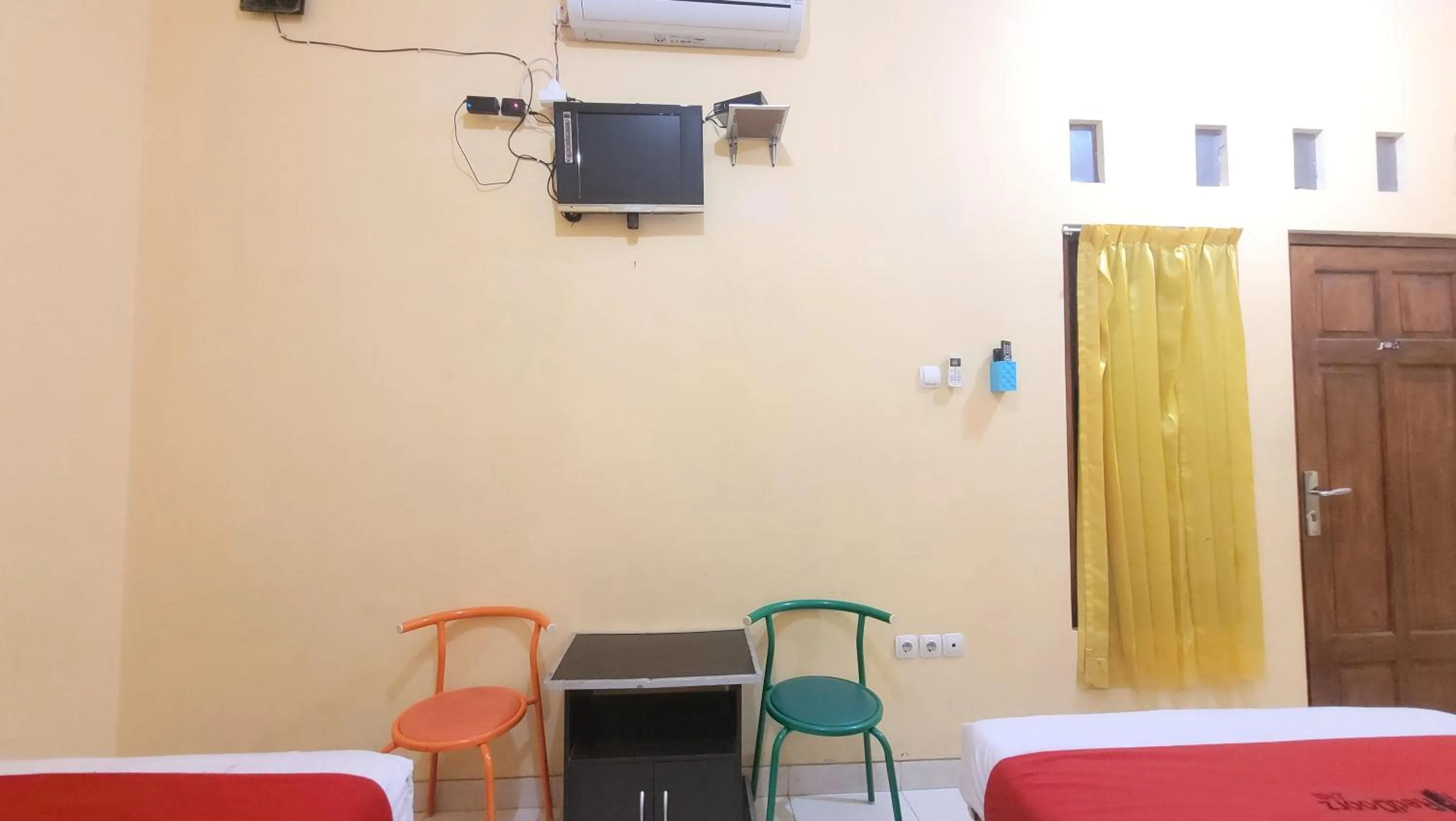 Bed in RedDoorz Syariah At Endrayanti Inn RSUD Yogyakarta