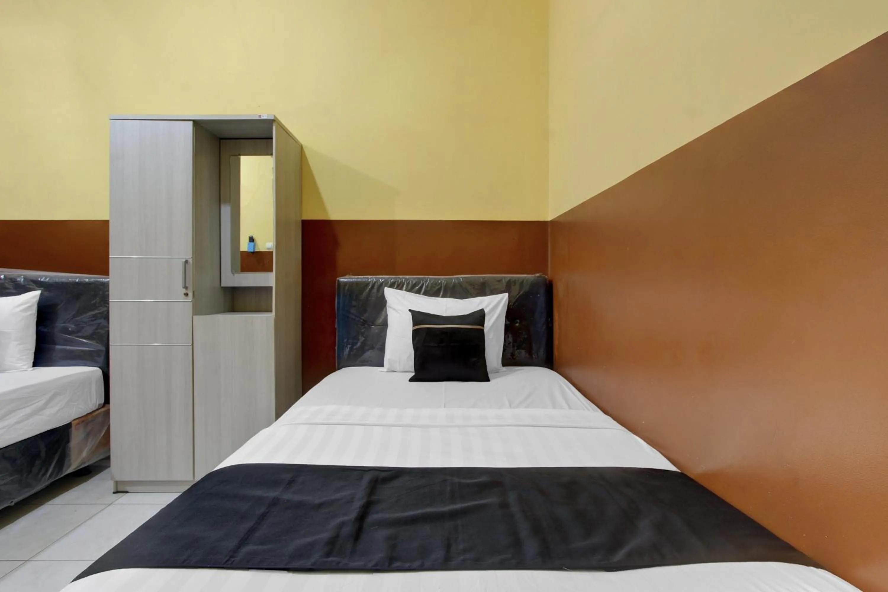 Bedroom, Bed in RedDoorz Syariah At Endrayanti Inn RSUD Yogyakarta